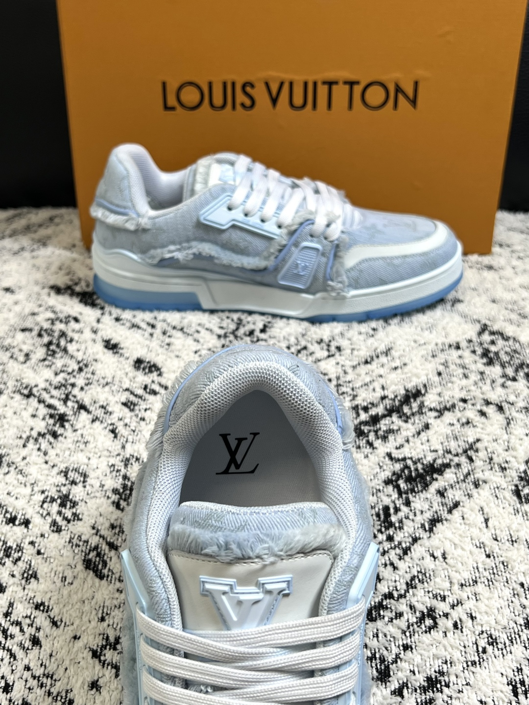 Lv  高品质  顶级工艺品  路易威登，运动板鞋专柜同步原厂配置，鞋面意大利进口牛皮改色面料，进口网布里垫柔软舒适，鞋
