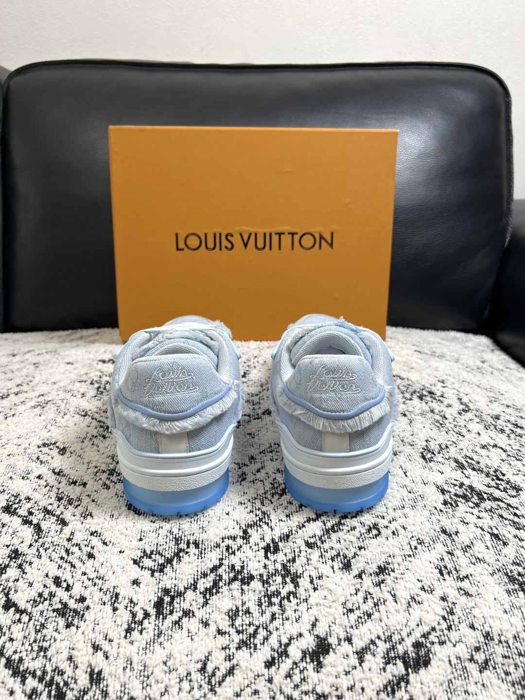 Lv  高品质  顶级工艺品  路易威登，运动板鞋专柜同步原厂配置，鞋面意大利进口牛皮改色面料，进口网布里垫柔软舒适，鞋