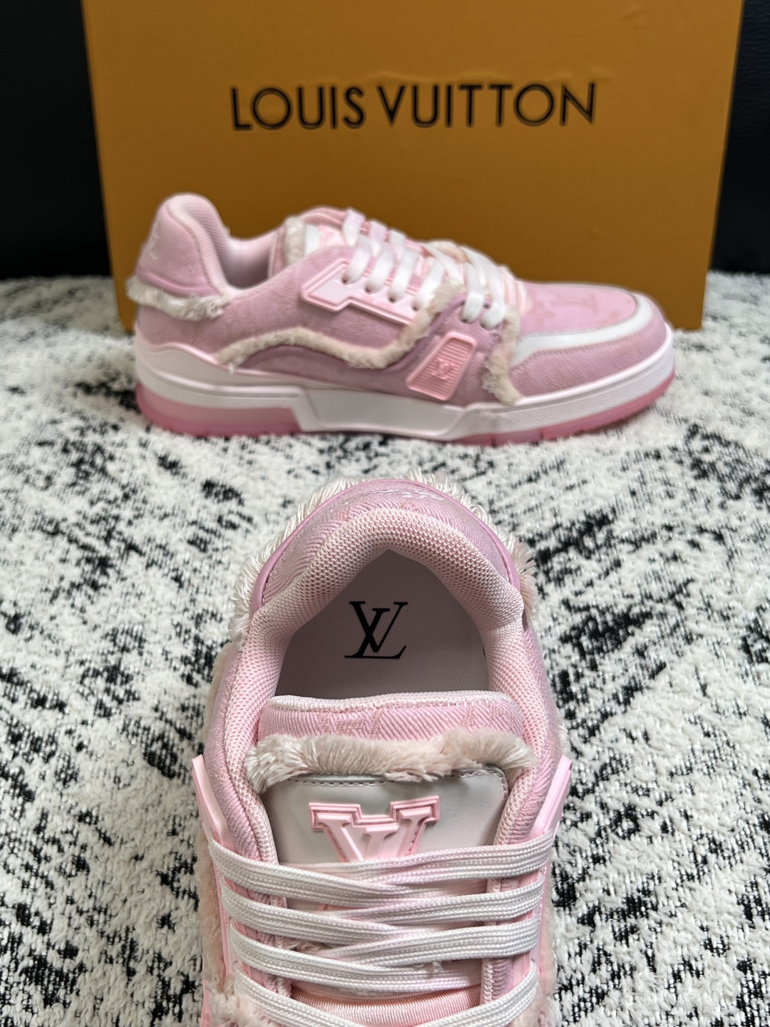 Lv  高品质  顶级工艺品  路易威登，运动板鞋专柜同步原厂配置，鞋面意大利进口牛皮改色面料，进口网布里垫柔软舒适，鞋