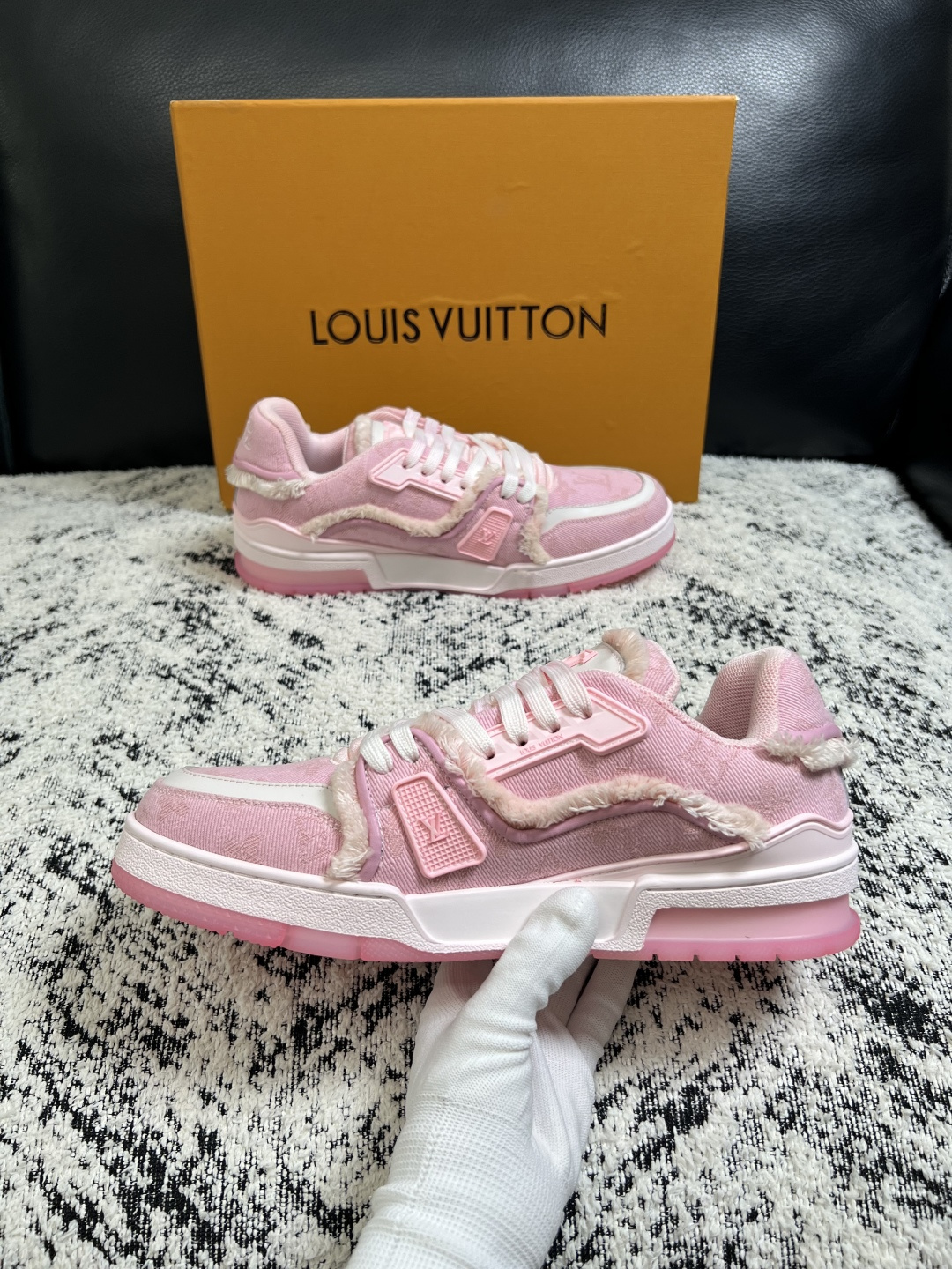 Lv  高品质  顶级工艺品  路易威登，运动板鞋专柜同步原厂配置，鞋面意大利进口牛皮改色面料，进口网布里垫柔软舒适，鞋