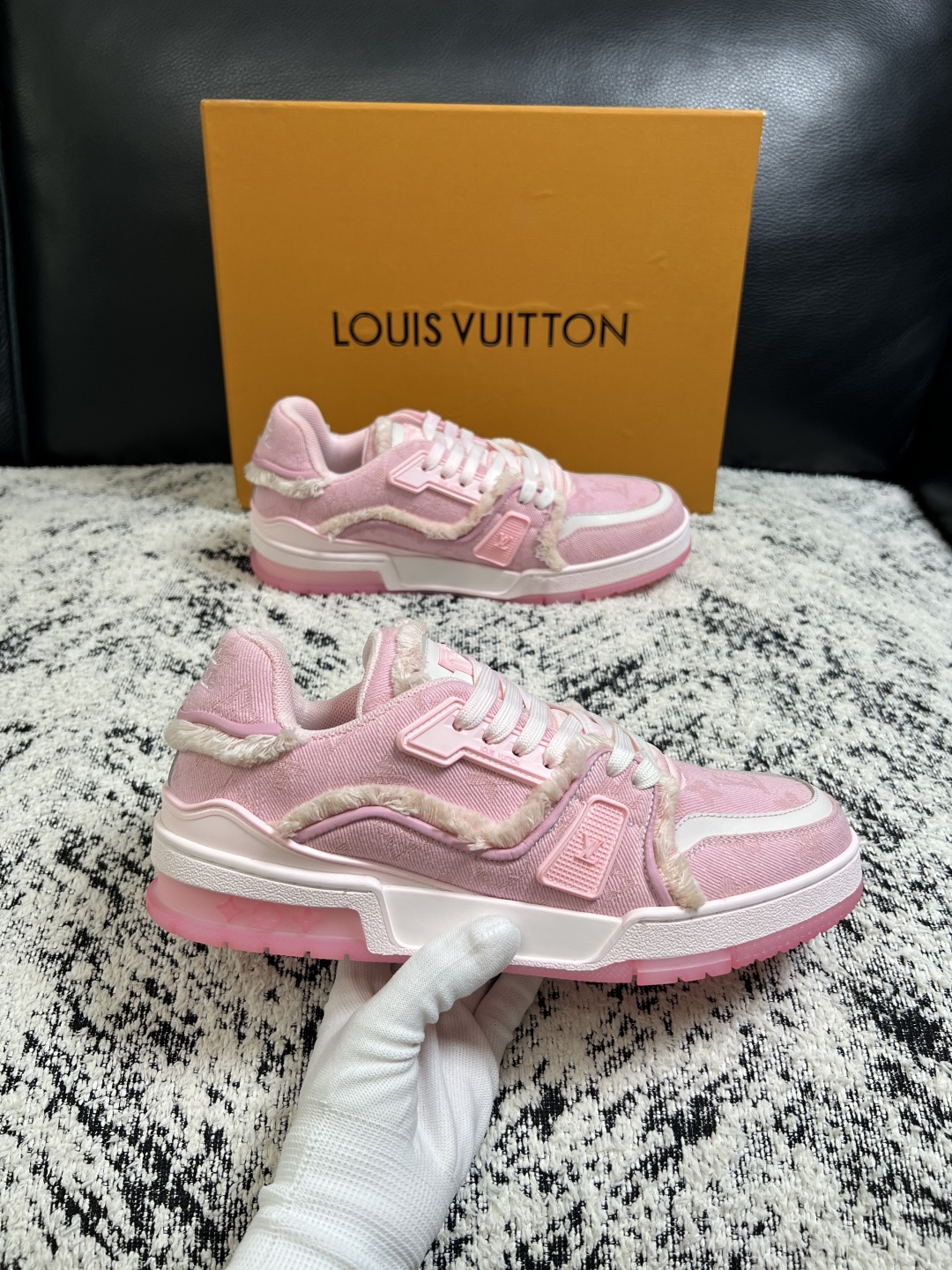 Lv  高品质  顶级工艺品  路易威登，运动板鞋专柜同步原厂配置，鞋面意大利进口牛皮改色面料，进口网布里垫柔软舒适，鞋