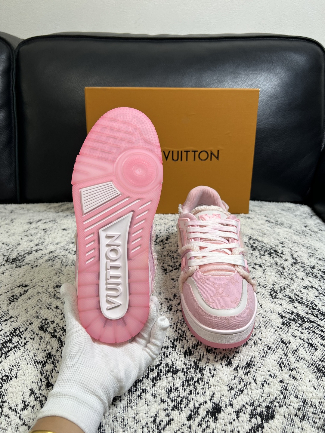 Lv  高品质  顶级工艺品  路易威登，运动板鞋专柜同步原厂配置，鞋面意大利进口牛皮改色面料，进口网布里垫柔软舒适，鞋