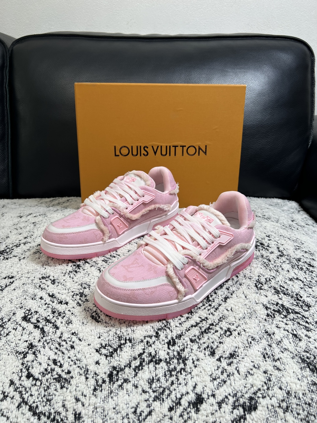 Lv  高品质  顶级工艺品  路易威登，运动板鞋专柜同步原厂配置，鞋面意大利进口牛皮改色面料，进口网布里垫柔软舒适，鞋