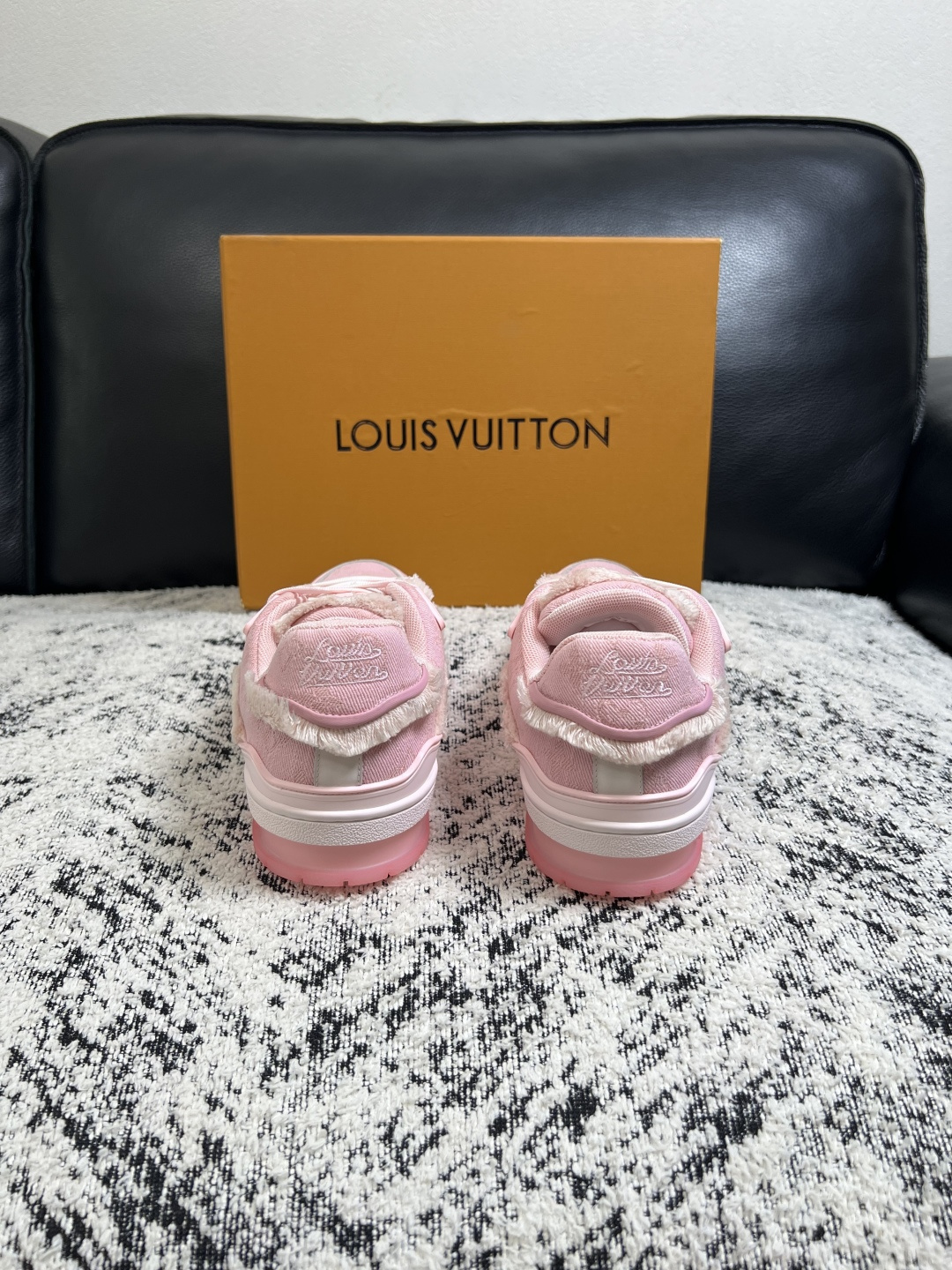 Lv  高品质  顶级工艺品  路易威登，运动板鞋专柜同步原厂配置，鞋面意大利进口牛皮改色面料，进口网布里垫柔软舒适，鞋