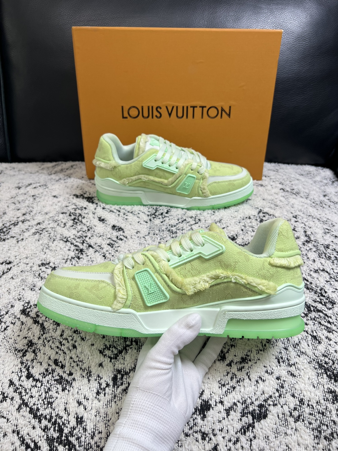 Lv  高品质  顶级工艺品  路易威登，运动板鞋专柜同步原厂配置，鞋面意大利进口牛皮改色面料，进口网布里垫柔软舒适，鞋