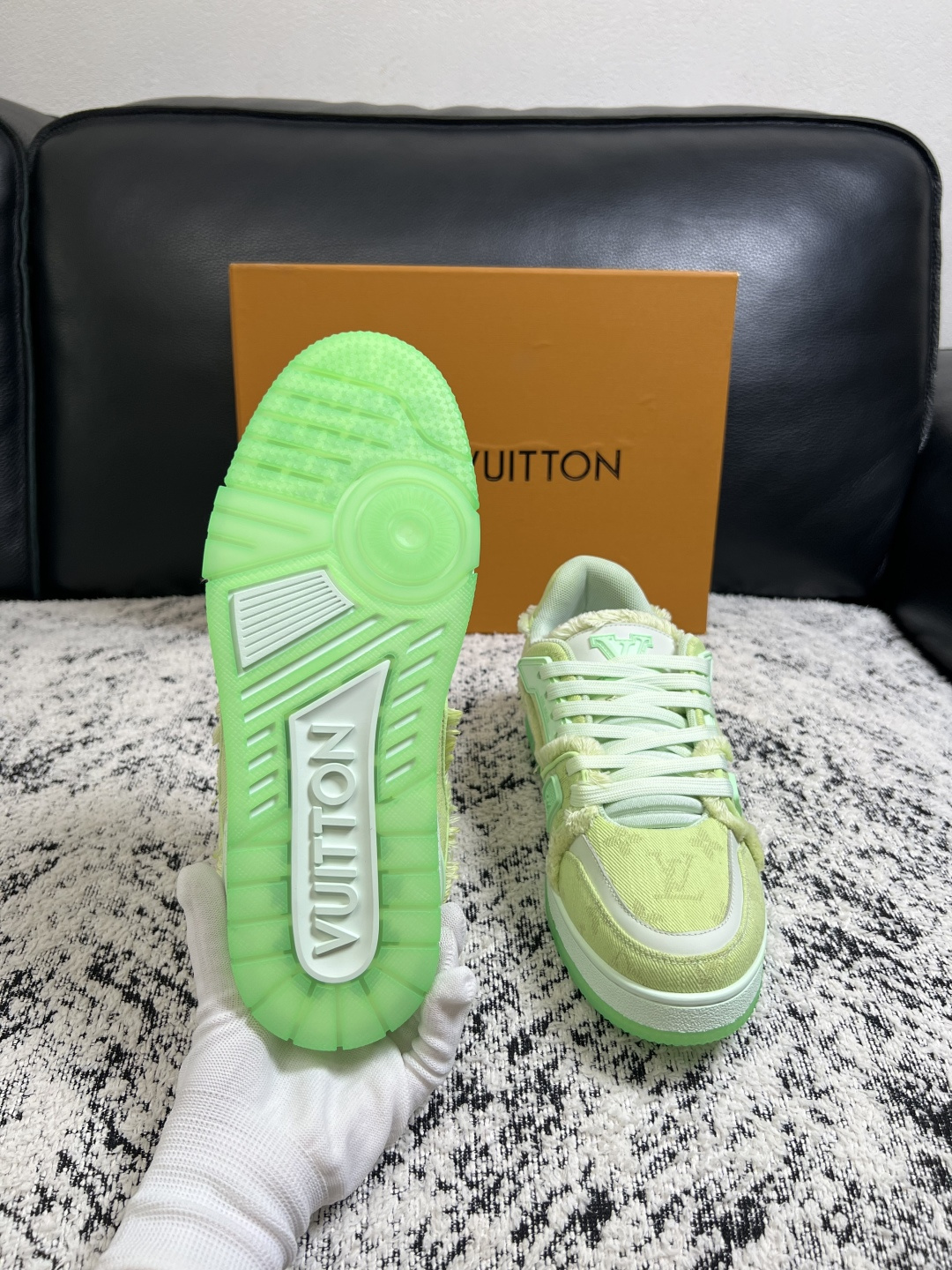 Lv  高品质  顶级工艺品  路易威登，运动板鞋专柜同步原厂配置，鞋面意大利进口牛皮改色面料，进口网布里垫柔软舒适，鞋