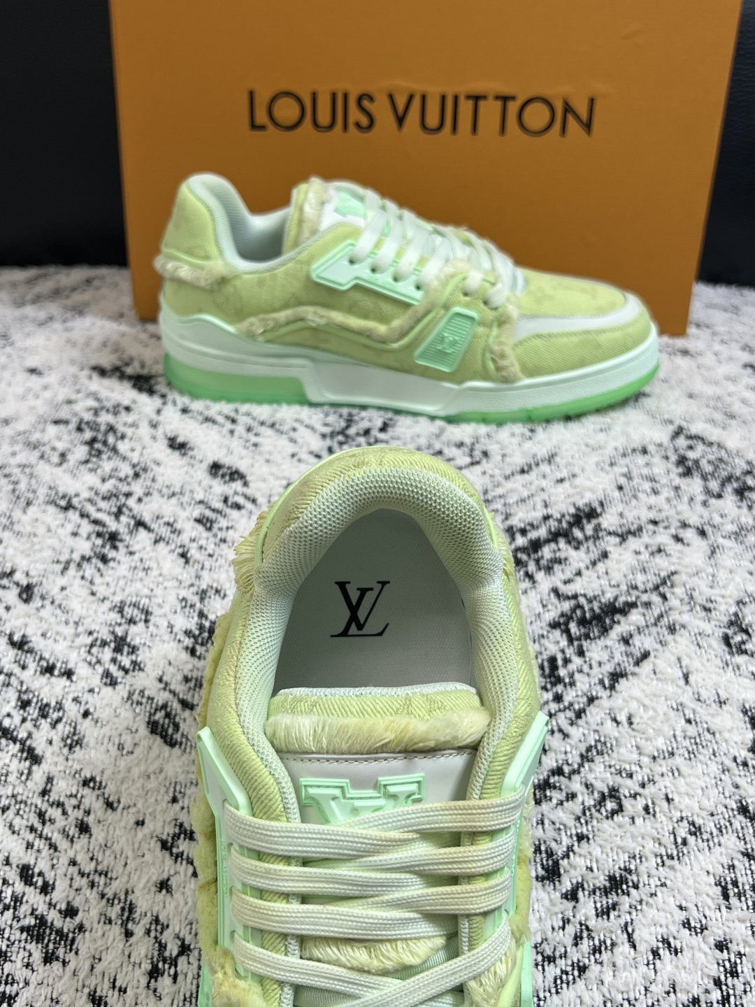Lv  高品质  顶级工艺品  路易威登，运动板鞋专柜同步原厂配置，鞋面意大利进口牛皮改色面料，进口网布里垫柔软舒适，鞋