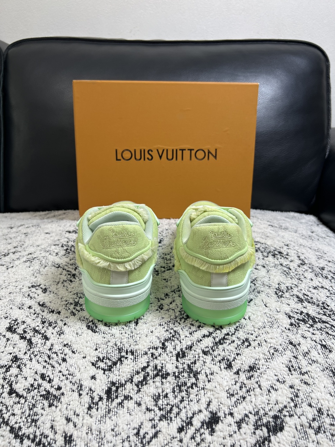 Lv  高品质  顶级工艺品  路易威登，运动板鞋专柜同步原厂配置，鞋面意大利进口牛皮改色面料，进口网布里垫柔软舒适，鞋