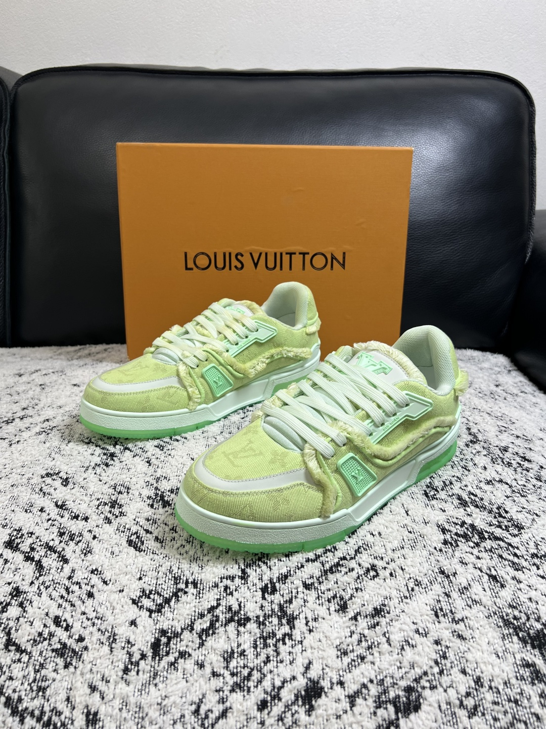 Lv  高品质  顶级工艺品  路易威登，运动板鞋专柜同步原厂配置，鞋面意大利进口牛皮改色面料，进口网布里垫柔软舒适，鞋