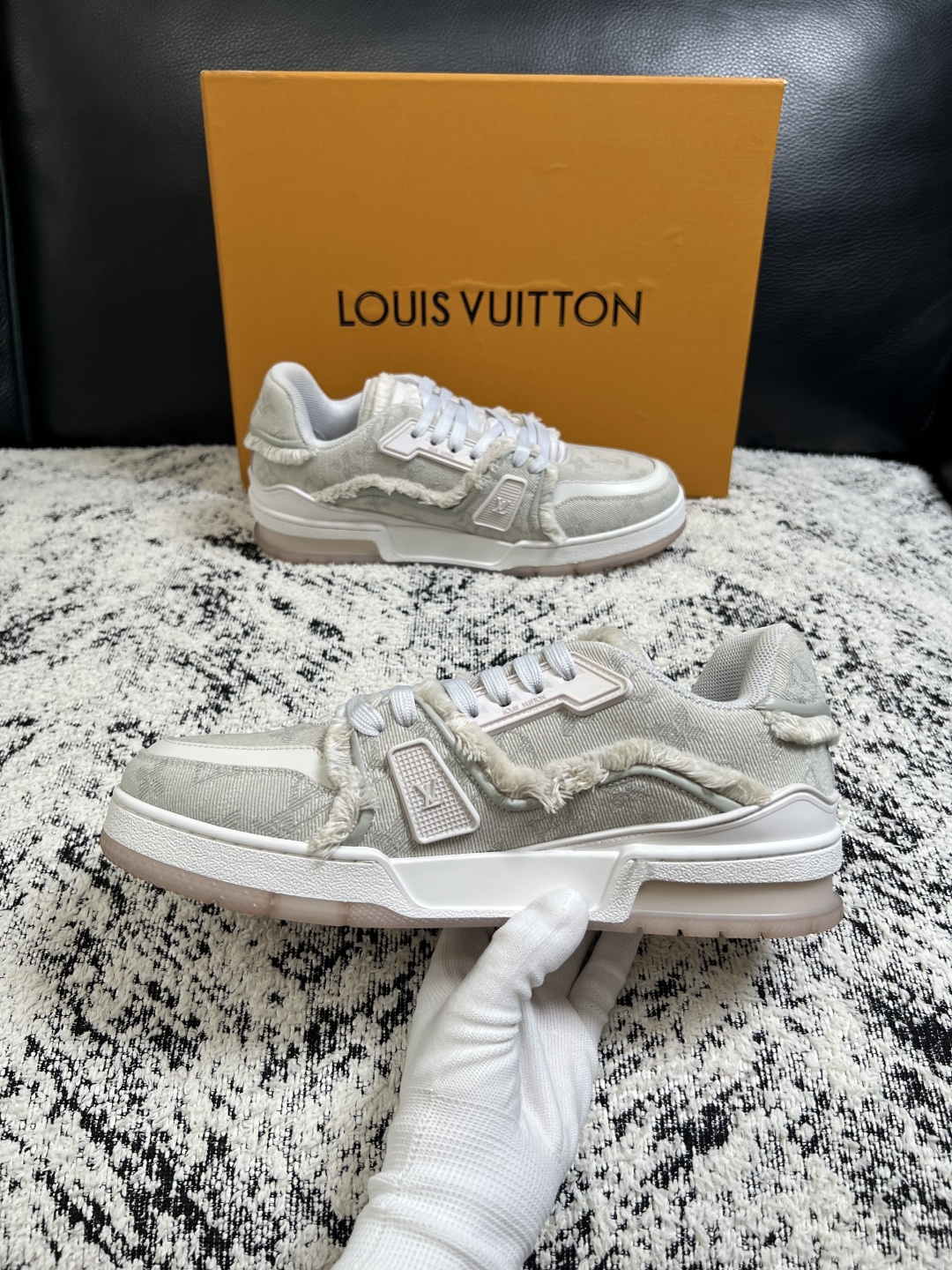 Lv  高品质  顶级工艺品  路易威登，运动板鞋专柜同步原厂配置，鞋面意大利进口牛皮改色面料，进口网布里垫柔软舒适，鞋