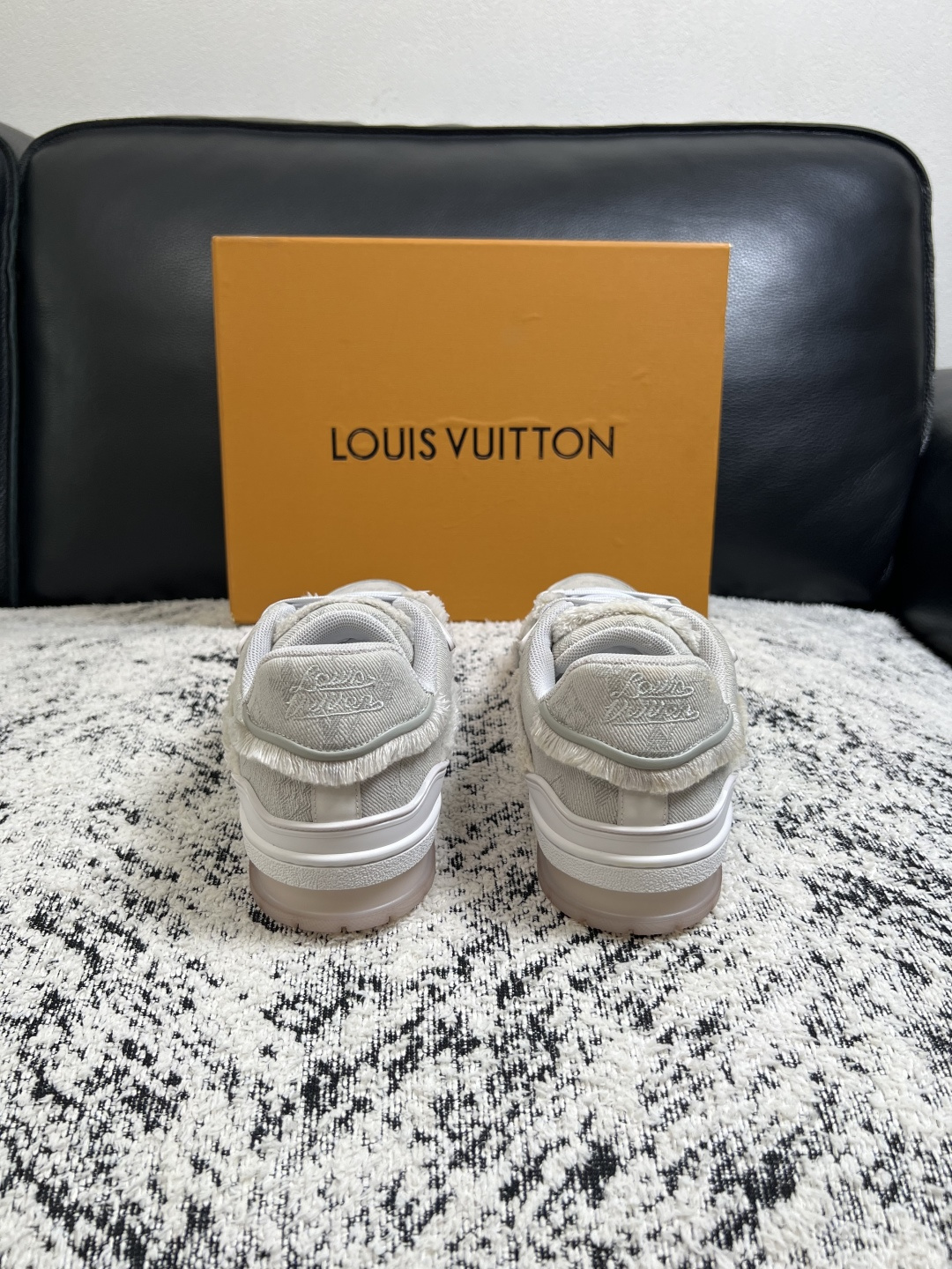 Lv  高品质  顶级工艺品  路易威登，运动板鞋专柜同步原厂配置，鞋面意大利进口牛皮改色面料，进口网布里垫柔软舒适，鞋