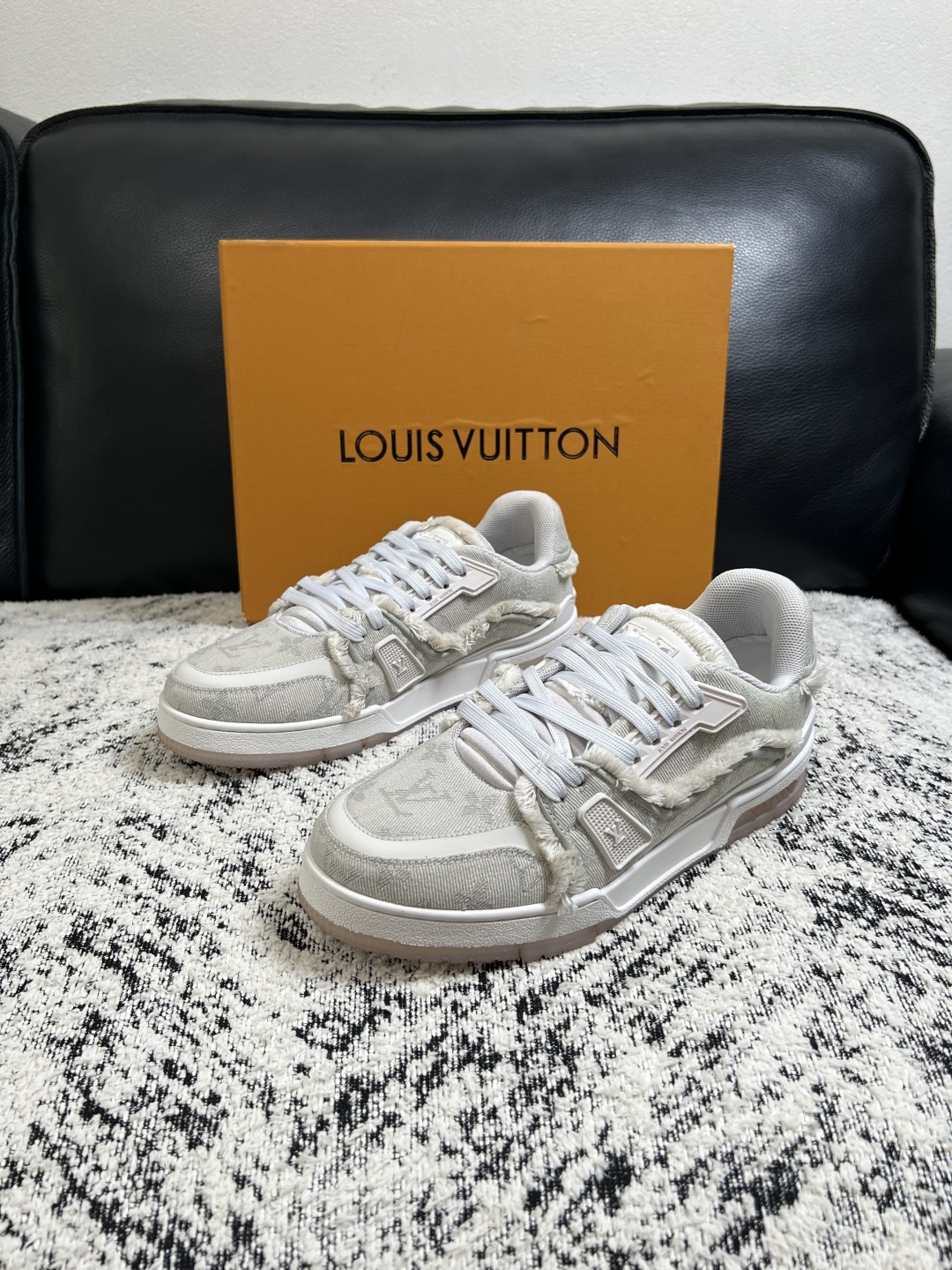 Lv  高品质  顶级工艺品  路易威登，运动板鞋专柜同步原厂配置，鞋面意大利进口牛皮改色面料，进口网布里垫柔软舒适，鞋