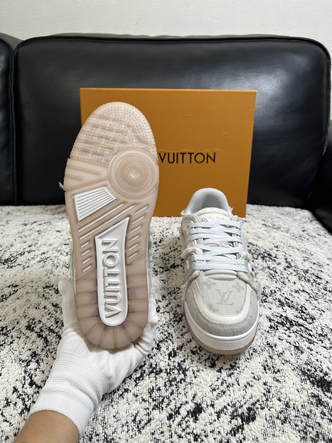 Lv  高品质  顶级工艺品  路易威登，运动板鞋专柜同步原厂配置，鞋面意大利进口牛皮改色面料，进口网布里垫柔软舒适，鞋