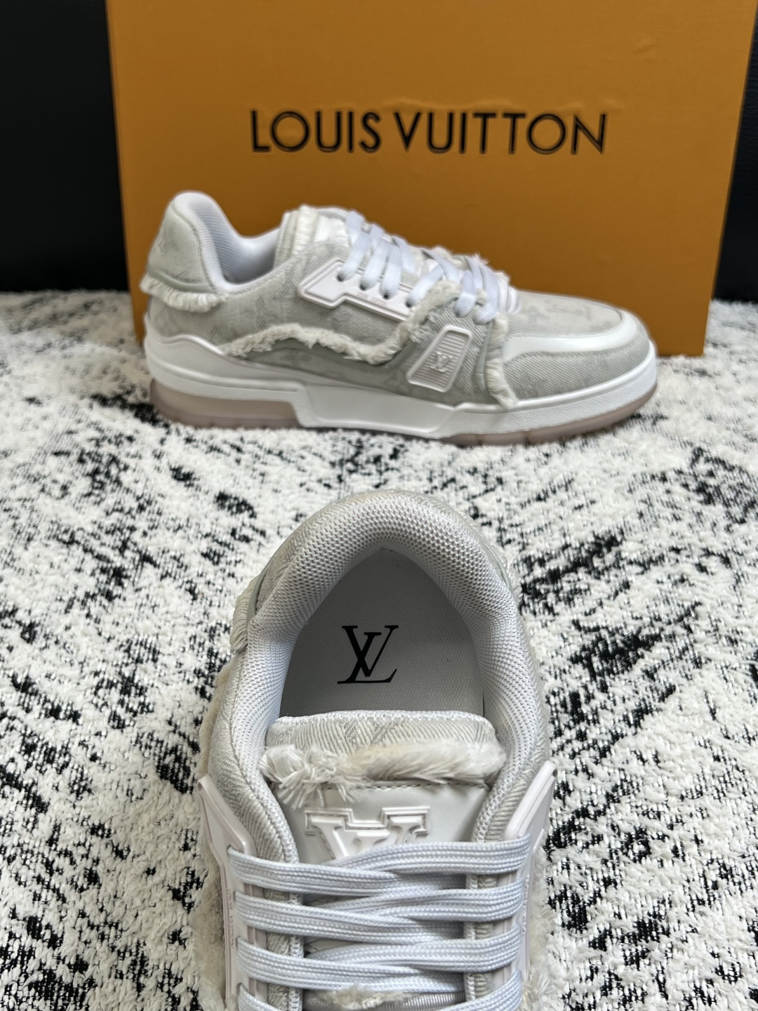Lv  高品质  顶级工艺品  路易威登，运动板鞋专柜同步原厂配置，鞋面意大利进口牛皮改色面料，进口网布里垫柔软舒适，鞋