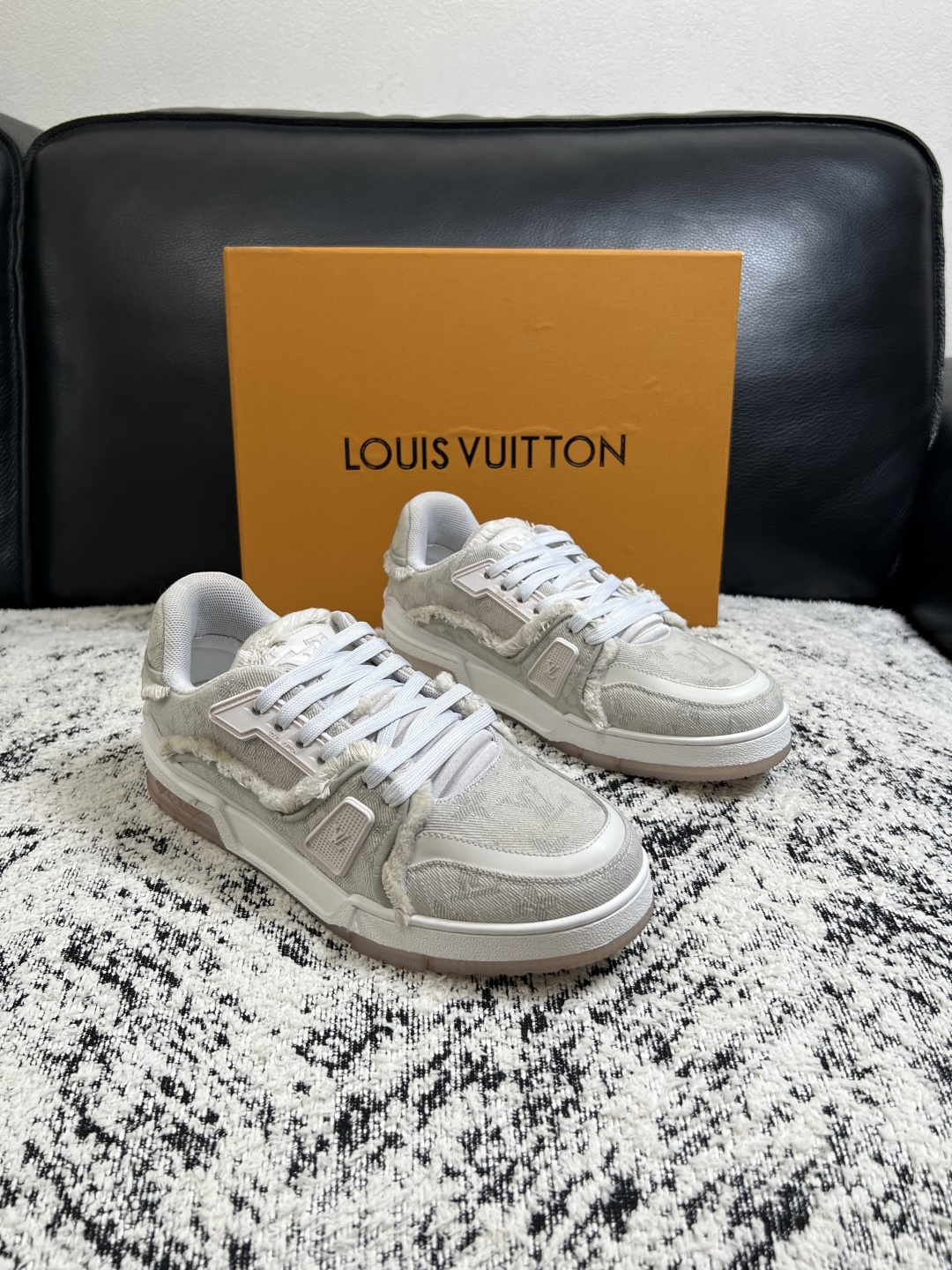 NO:931667,Lv high-quality top crafts Louis Vuitton, sports sneakers counter synchronized with original configuration, uppers imported from Italy cowhide color-changed fabrics, imported mesh pads soft and comfortable, original soles specially provided by the original factory, TPU exclusive movable molded soles super comfortable, original factory single goods, couple style code number female 35-39 male 39-44 (custom-made 38 45), louis vuitton, louis vuitton, cowhide19860909Lv 高品质 顶级工艺品 路易威登,运动板鞋专柜同步原厂配置,鞋面意大利进口牛皮改色面料,进口网布里垫柔软舒适,鞋底原厂特供原版底,TPU独家活动成型底超级舒适,原厂跟单货,情侣款 码数 女35-39 男39-44（订做38 45）,,louis vuitton,louis vuitton,cowhide,Men's shoes