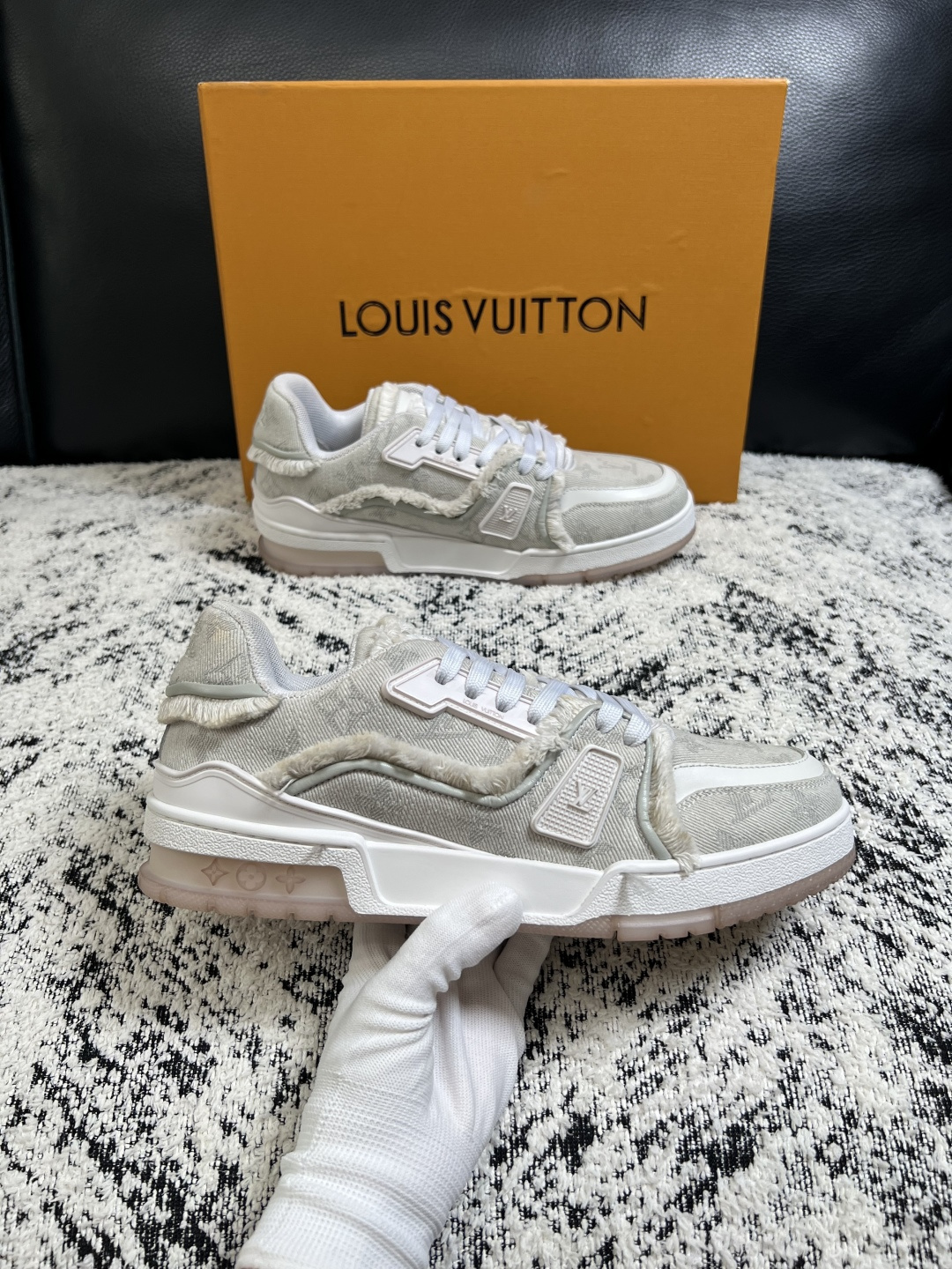 Lv  高品质  顶级工艺品  路易威登，运动板鞋专柜同步原厂配置，鞋面意大利进口牛皮改色面料，进口网布里垫柔软舒适，鞋