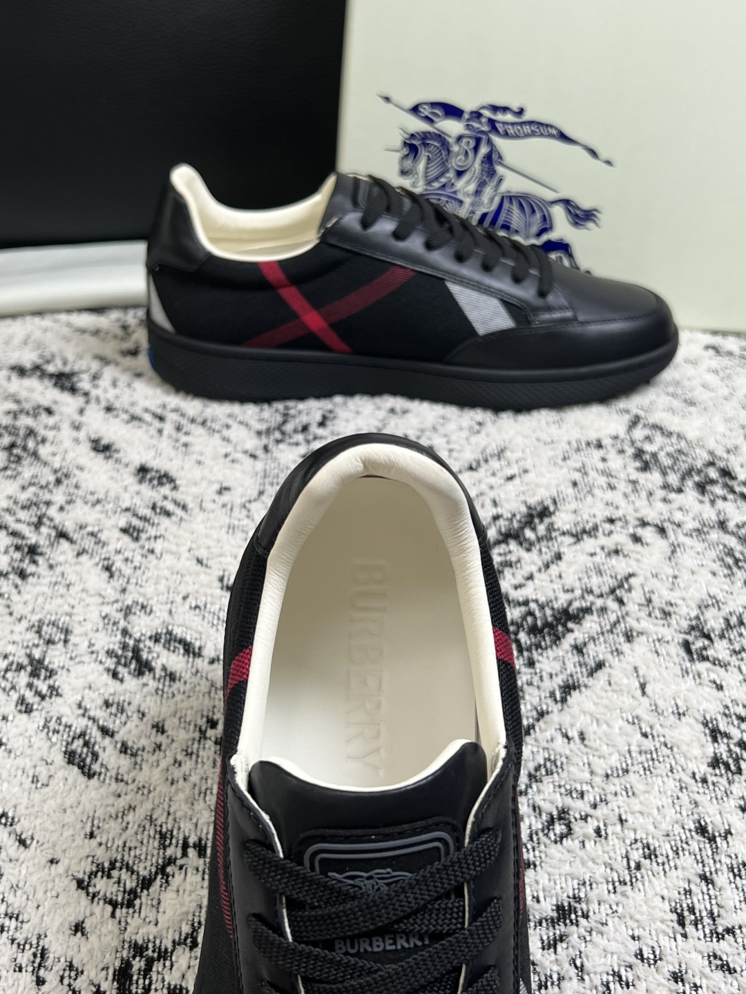 BURBERRY  顶级工艺品 巴宝莉 专柜同步，原厂配置意大利进口牛皮面料，高品质复杂拼接工艺，进口牛皮内里垫，透气舒