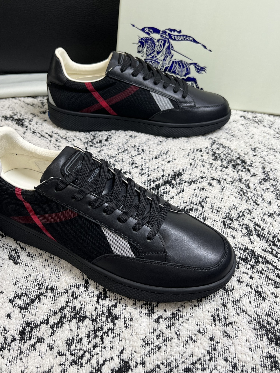 BURBERRY  顶级工艺品 巴宝莉 专柜同步，原厂配置意大利进口牛皮面料，高品质复杂拼接工艺，进口牛皮内里垫，透气舒
