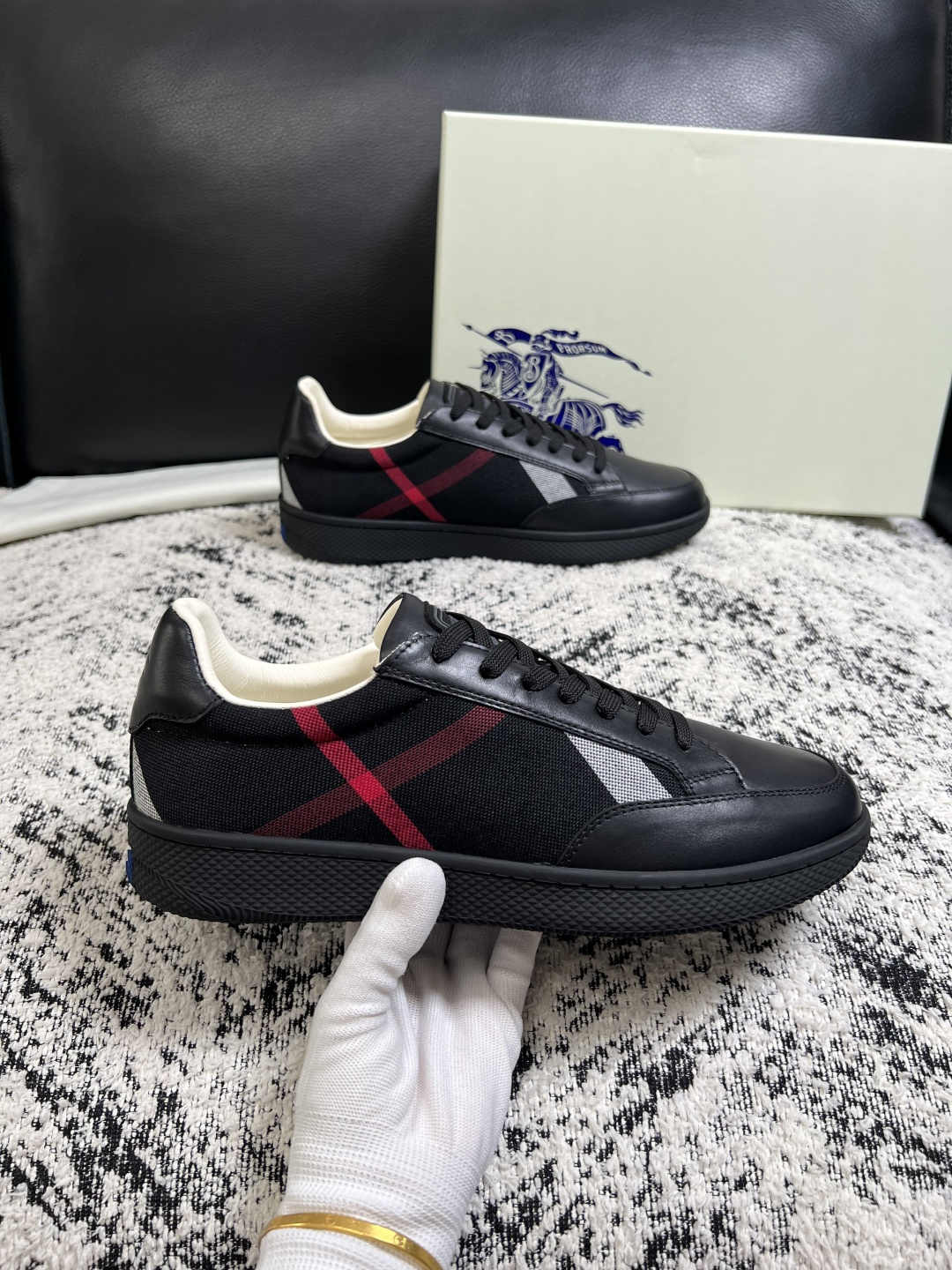 BURBERRY  顶级工艺品 巴宝莉 专柜同步，原厂配置意大利进口牛皮面料，高品质复杂拼接工艺，进口牛皮内里垫，透气舒