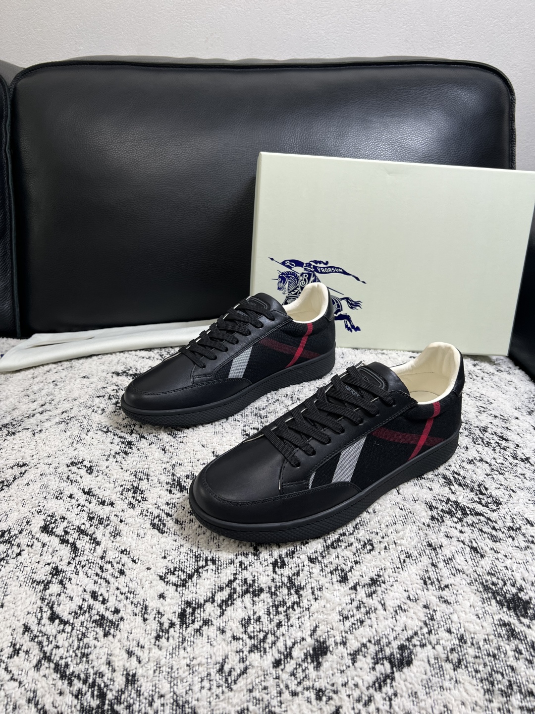 BURBERRY  顶级工艺品 巴宝莉 专柜同步，原厂配置意大利进口牛皮面料，高品质复杂拼接工艺，进口牛皮内里垫，透气舒