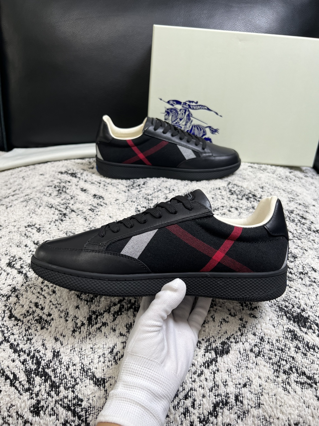 BURBERRY  顶级工艺品 巴宝莉 专柜同步，原厂配置意大利进口牛皮面料，高品质复杂拼接工艺，进口牛皮内里垫，透气舒