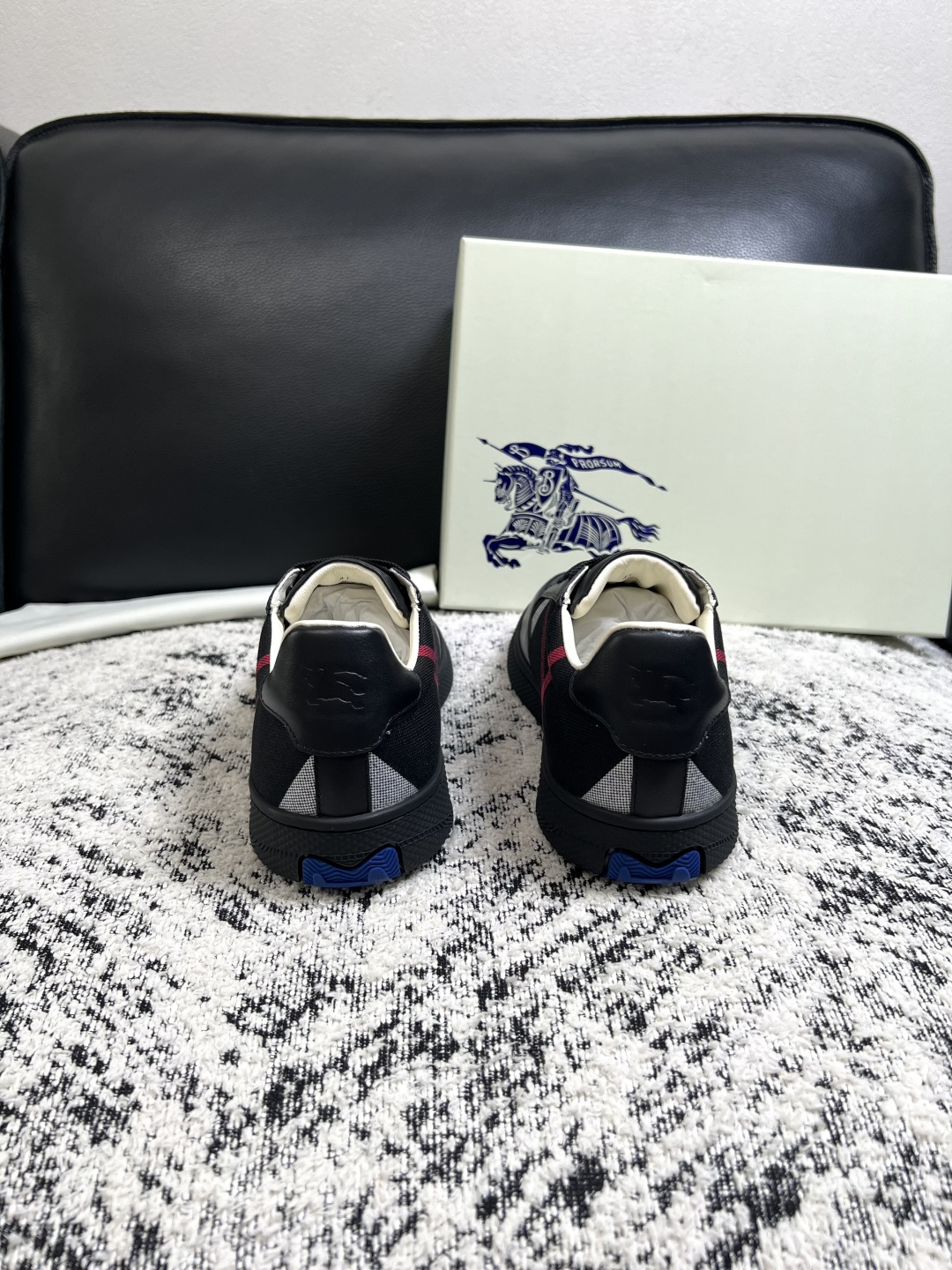 BURBERRY  顶级工艺品 巴宝莉 专柜同步，原厂配置意大利进口牛皮面料，高品质复杂拼接工艺，进口牛皮内里垫，透气舒