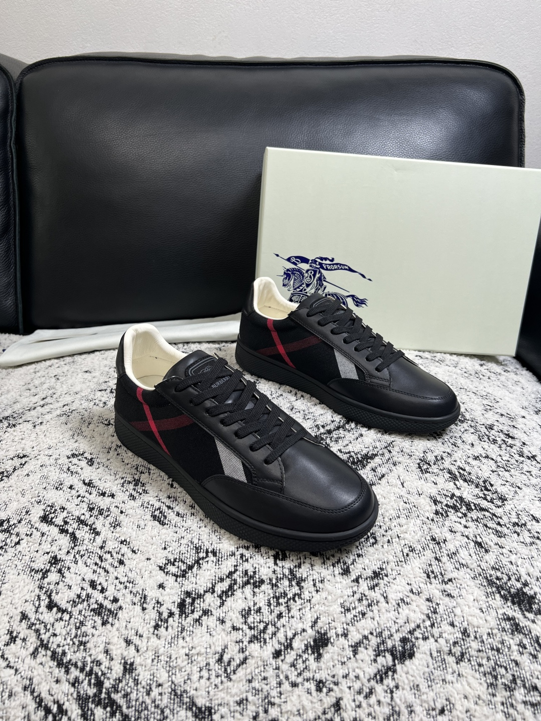 BURBERRY 顶级工艺品 巴宝莉 专柜同步,原厂配置意大利进口牛皮面料,高品质复杂拼接工艺,进口牛皮内里垫,透气舒 BURBERRY 顶级工艺品 巴宝莉 专柜同步,原厂配置意大利进口牛皮面料,高品质复杂拼接工艺,进口牛皮内里垫,透气舒