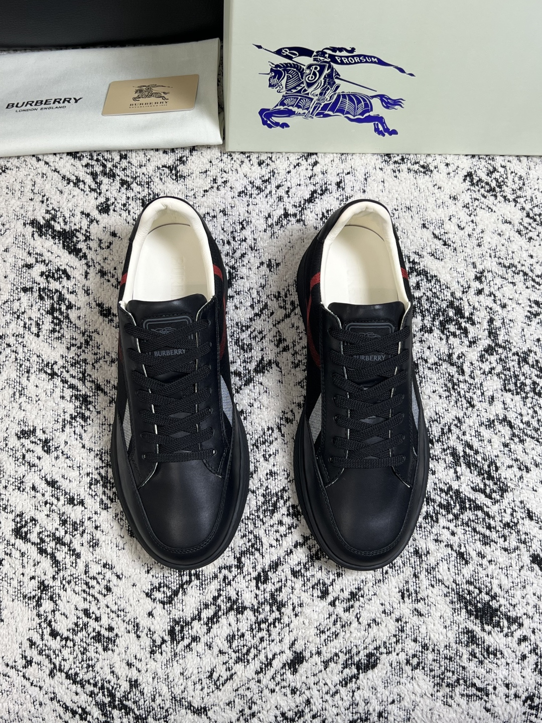 BURBERRY  顶级工艺品 巴宝莉 专柜同步，原厂配置意大利进口牛皮面料，高品质复杂拼接工艺，进口牛皮内里垫，透气舒