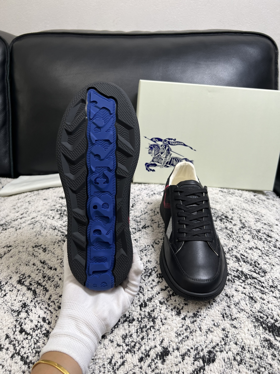 BURBERRY  顶级工艺品 巴宝莉 专柜同步，原厂配置意大利进口牛皮面料，高品质复杂拼接工艺，进口牛皮内里垫，透气舒