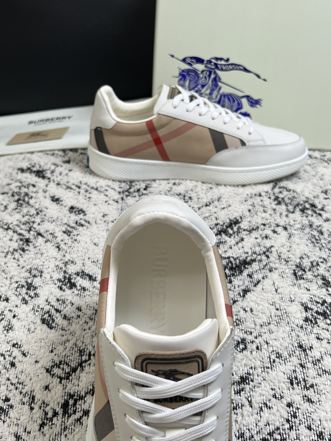 BURBERRY  顶级工艺品 巴宝莉 专柜同步，原厂配置意大利进口牛皮面料，高品质复杂拼接工艺，进口牛皮内里垫，透气舒