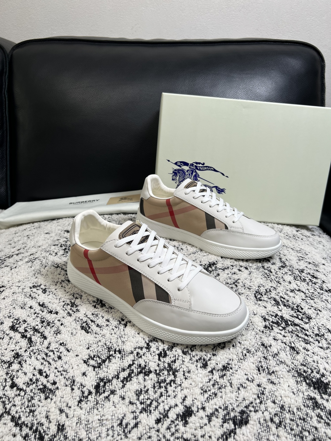 BURBERRY 顶级工艺品 巴宝莉 专柜同步,原厂配置意大利进口牛皮面料,高品质复杂拼接工艺,进口牛皮内里垫,透气舒 BURBERRY 顶级工艺品 巴宝莉 专柜同步,原厂配置意大利进口牛皮面料,高品质复杂拼接工艺,进口牛皮内里垫,透气舒