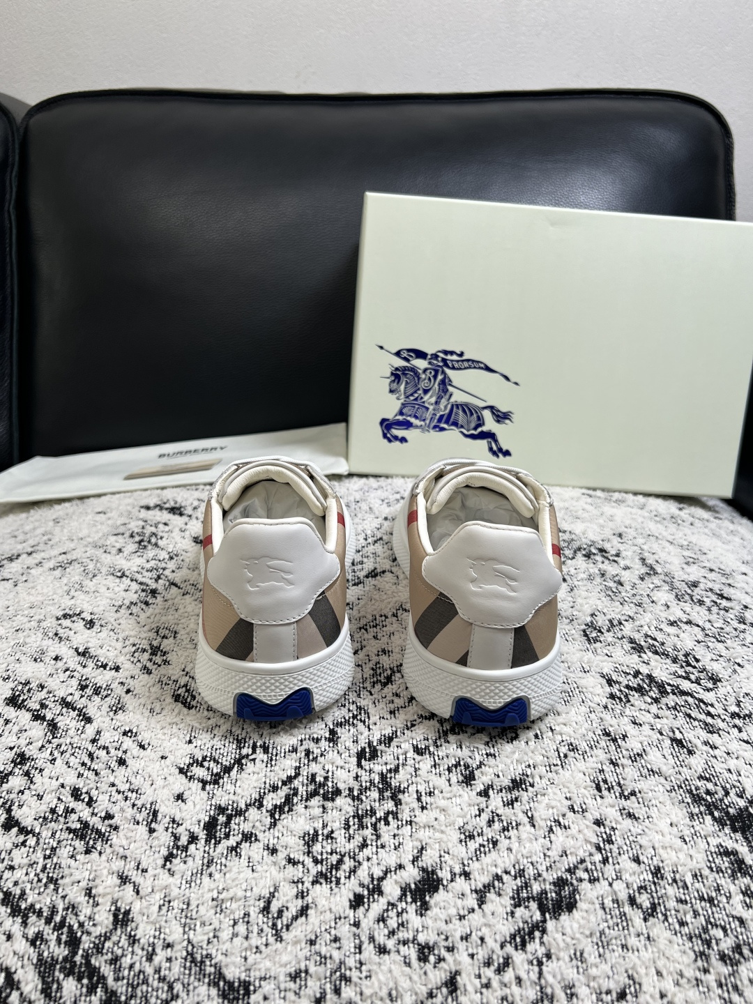 BURBERRY  顶级工艺品 巴宝莉 专柜同步，原厂配置意大利进口牛皮面料，高品质复杂拼接工艺，进口牛皮内里垫，透气舒