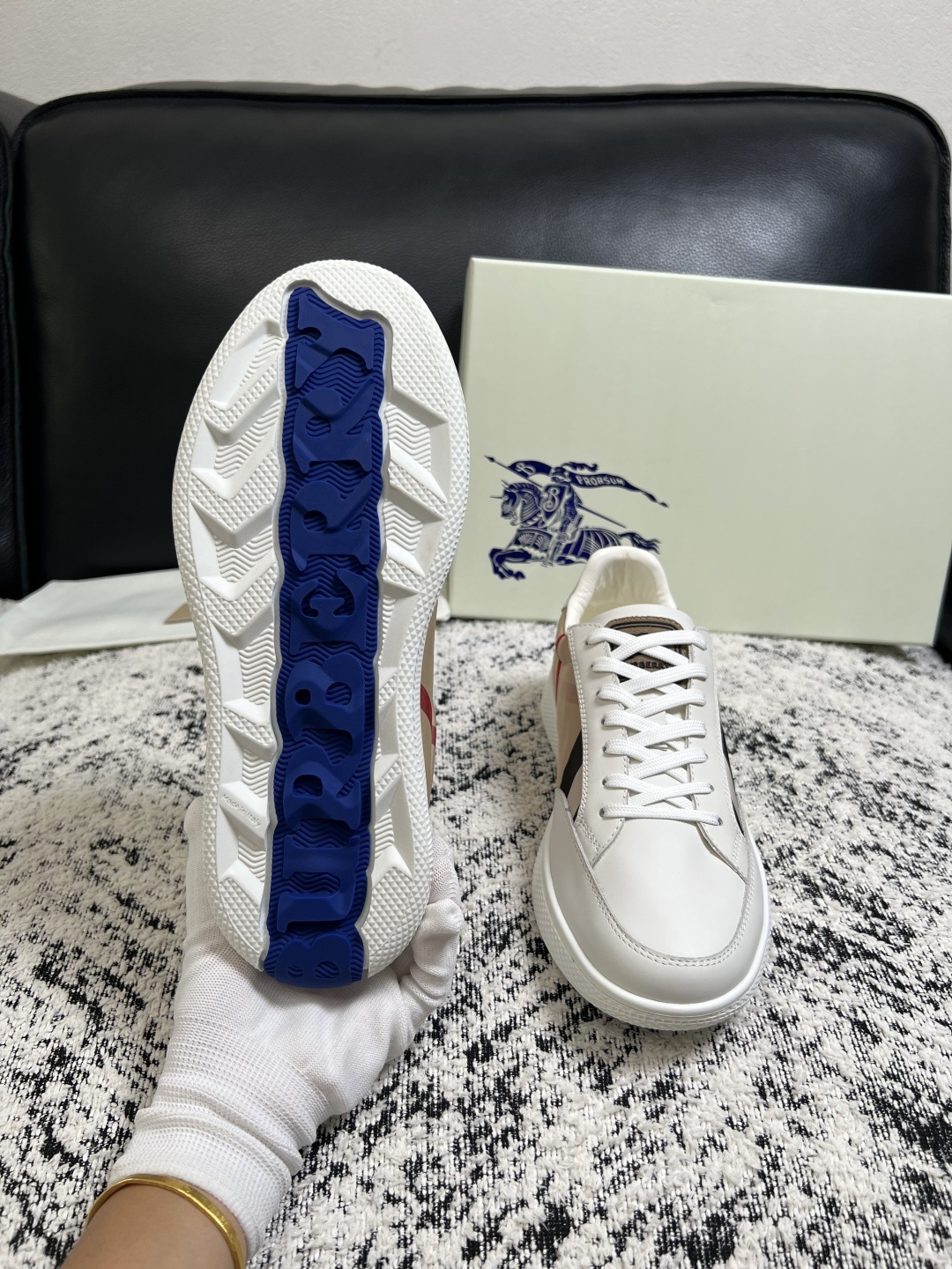 BURBERRY  顶级工艺品 巴宝莉 专柜同步，原厂配置意大利进口牛皮面料，高品质复杂拼接工艺，进口牛皮内里垫，透气舒