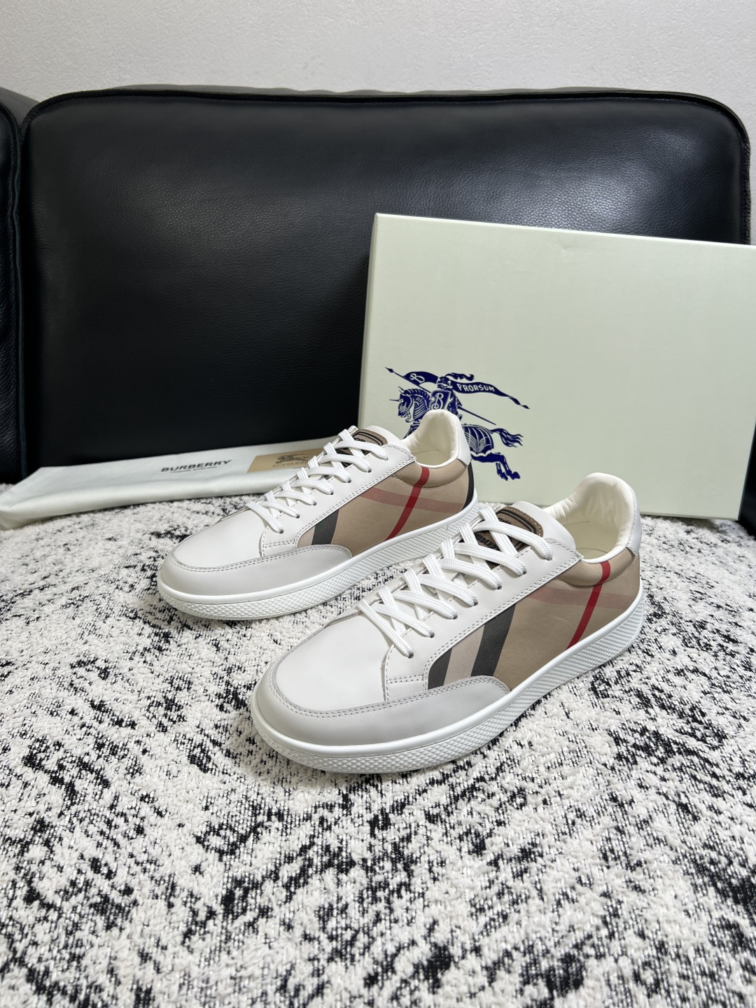 BURBERRY  顶级工艺品 巴宝莉 专柜同步，原厂配置意大利进口牛皮面料，高品质复杂拼接工艺，进口牛皮内里垫，透气舒