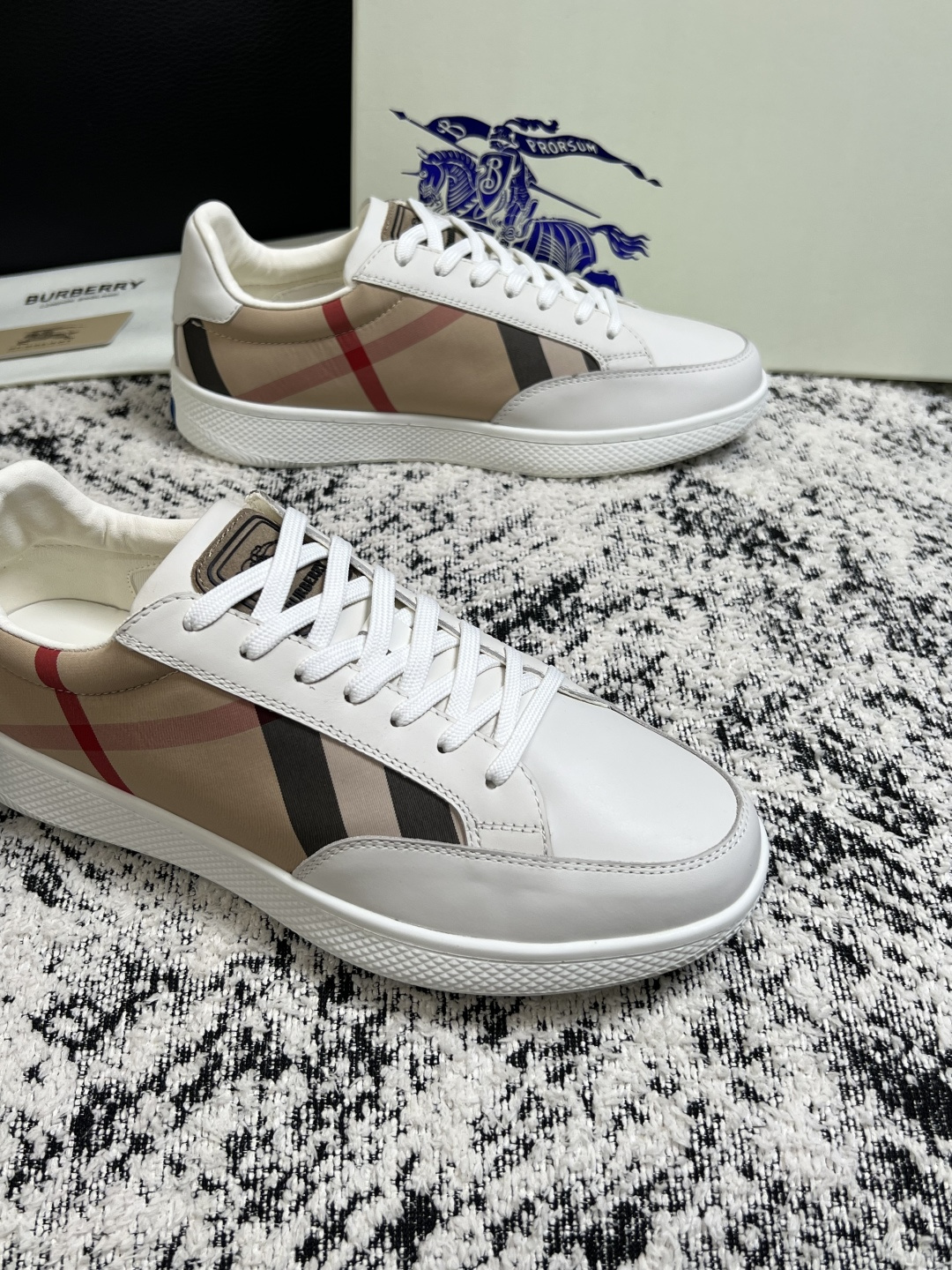 BURBERRY  顶级工艺品 巴宝莉 专柜同步，原厂配置意大利进口牛皮面料，高品质复杂拼接工艺，进口牛皮内里垫，透气舒