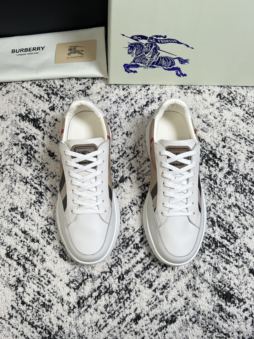 BURBERRY  顶级工艺品 巴宝莉 专柜同步，原厂配置意大利进口牛皮面料，高品质复杂拼接工艺，进口牛皮内里垫，透气舒