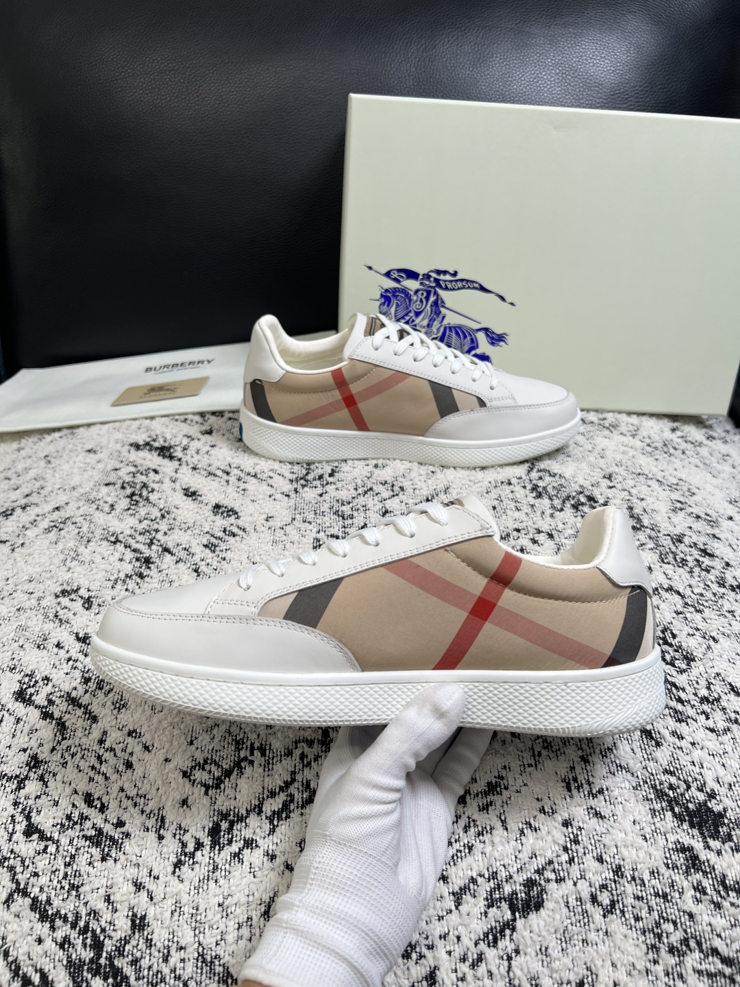 BURBERRY  顶级工艺品 巴宝莉 专柜同步，原厂配置意大利进口牛皮面料，高品质复杂拼接工艺，进口牛皮内里垫，透气舒
