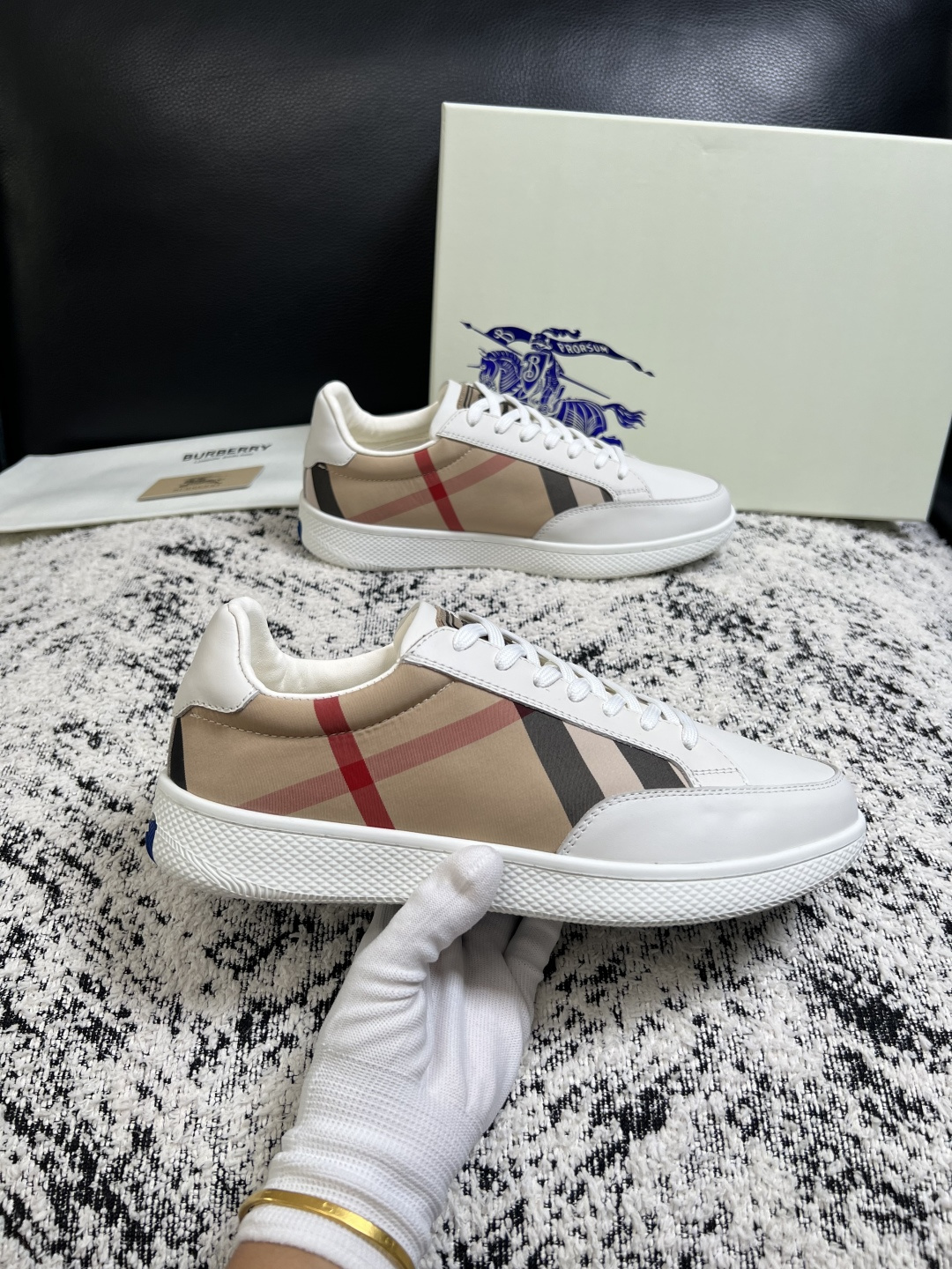 BURBERRY  顶级工艺品 巴宝莉 专柜同步，原厂配置意大利进口牛皮面料，高品质复杂拼接工艺，进口牛皮内里垫，透气舒
