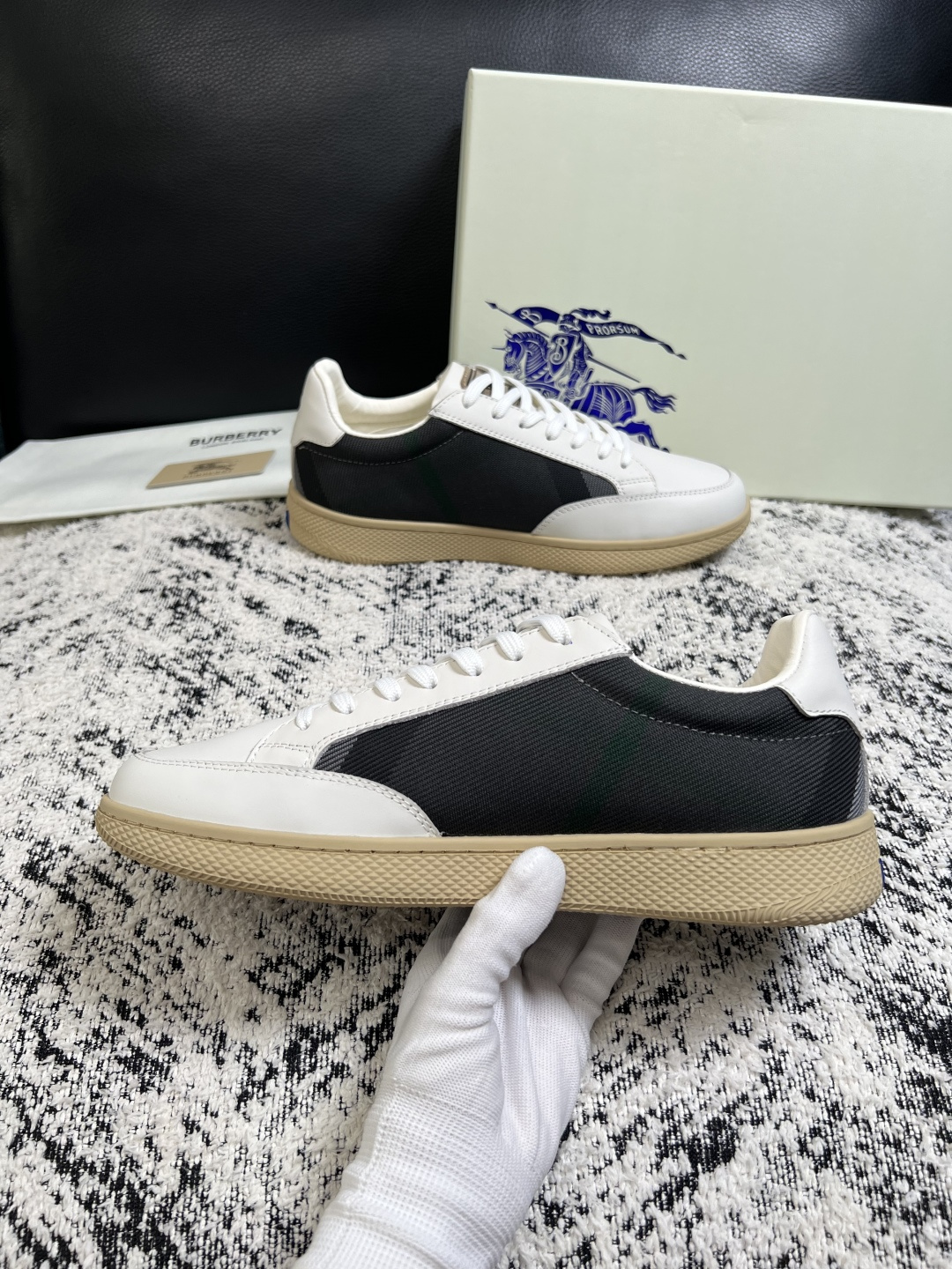 BURBERRY  顶级工艺品 巴宝莉 专柜同步，原厂配置意大利进口牛皮面料，高品质复杂拼接工艺，进口牛皮内里垫，透气舒