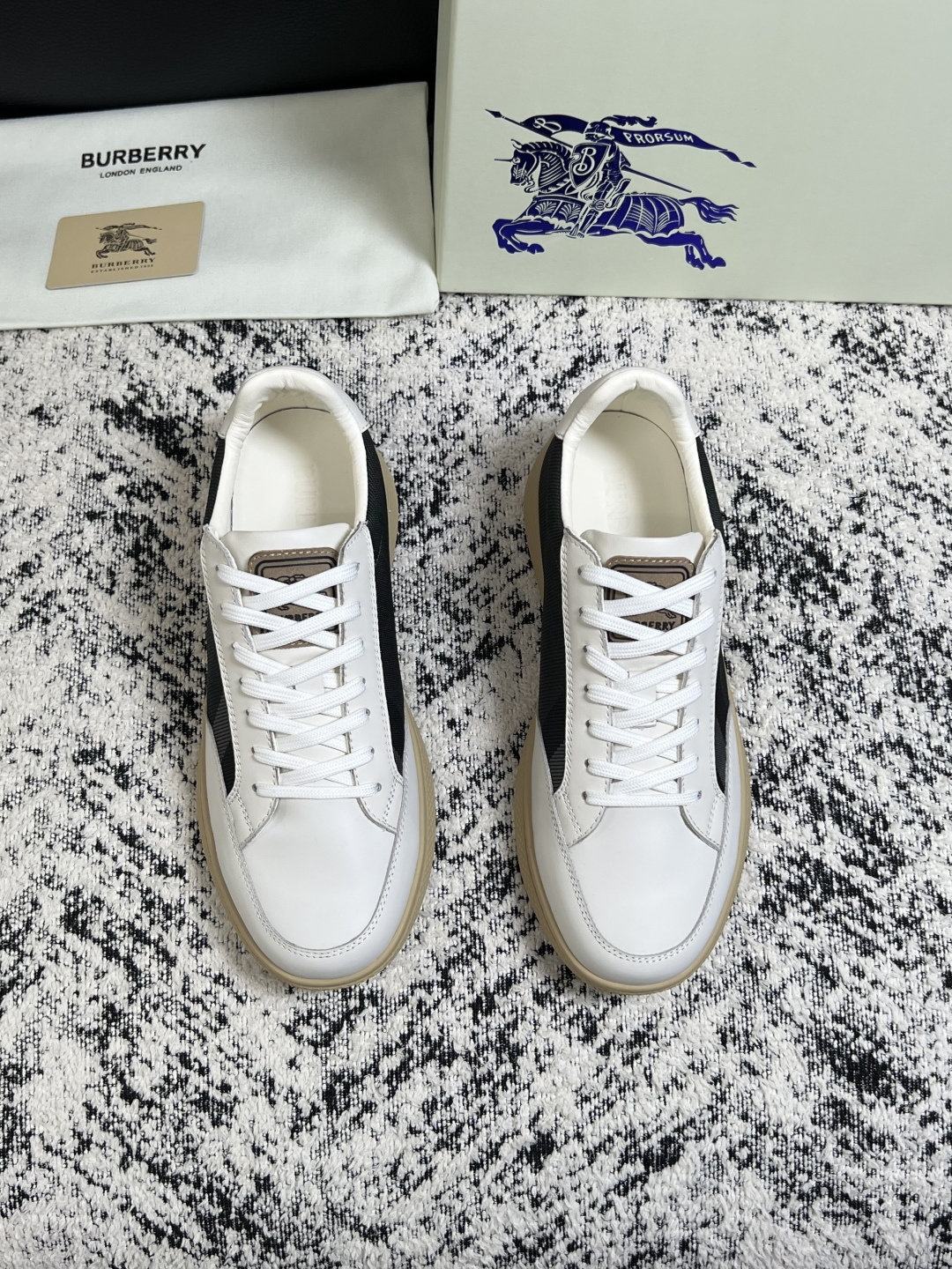 BURBERRY  顶级工艺品 巴宝莉 专柜同步，原厂配置意大利进口牛皮面料，高品质复杂拼接工艺，进口牛皮内里垫，透气舒