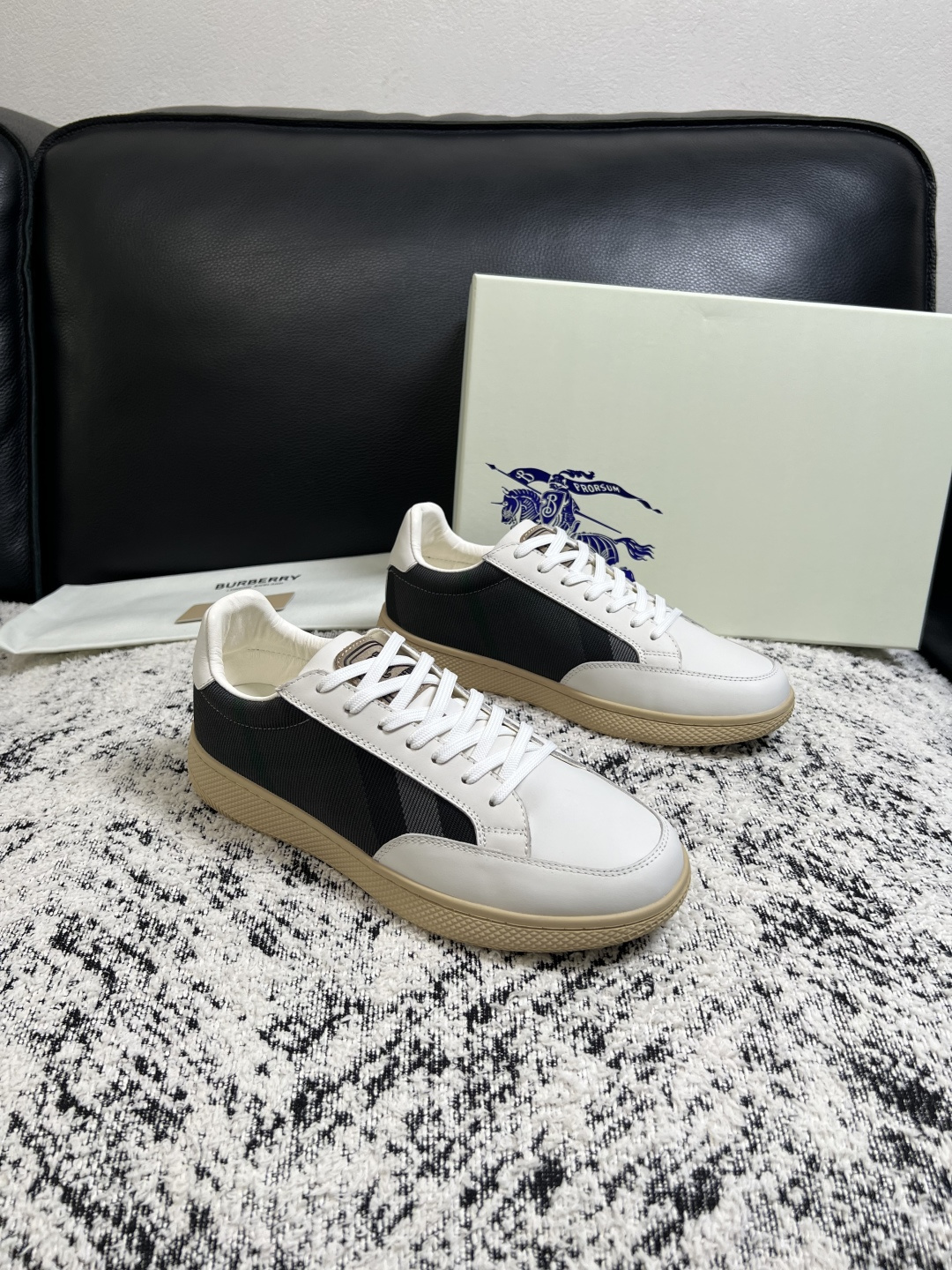 BURBERRY 顶级工艺品 巴宝莉 专柜同步,原厂配置意大利进口牛皮面料,高品质复杂拼接工艺,进口牛皮内里垫,透气舒 BURBERRY 顶级工艺品 巴宝莉 专柜同步,原厂配置意大利进口牛皮面料,高品质复杂拼接工艺,进口牛皮内里垫,透气舒