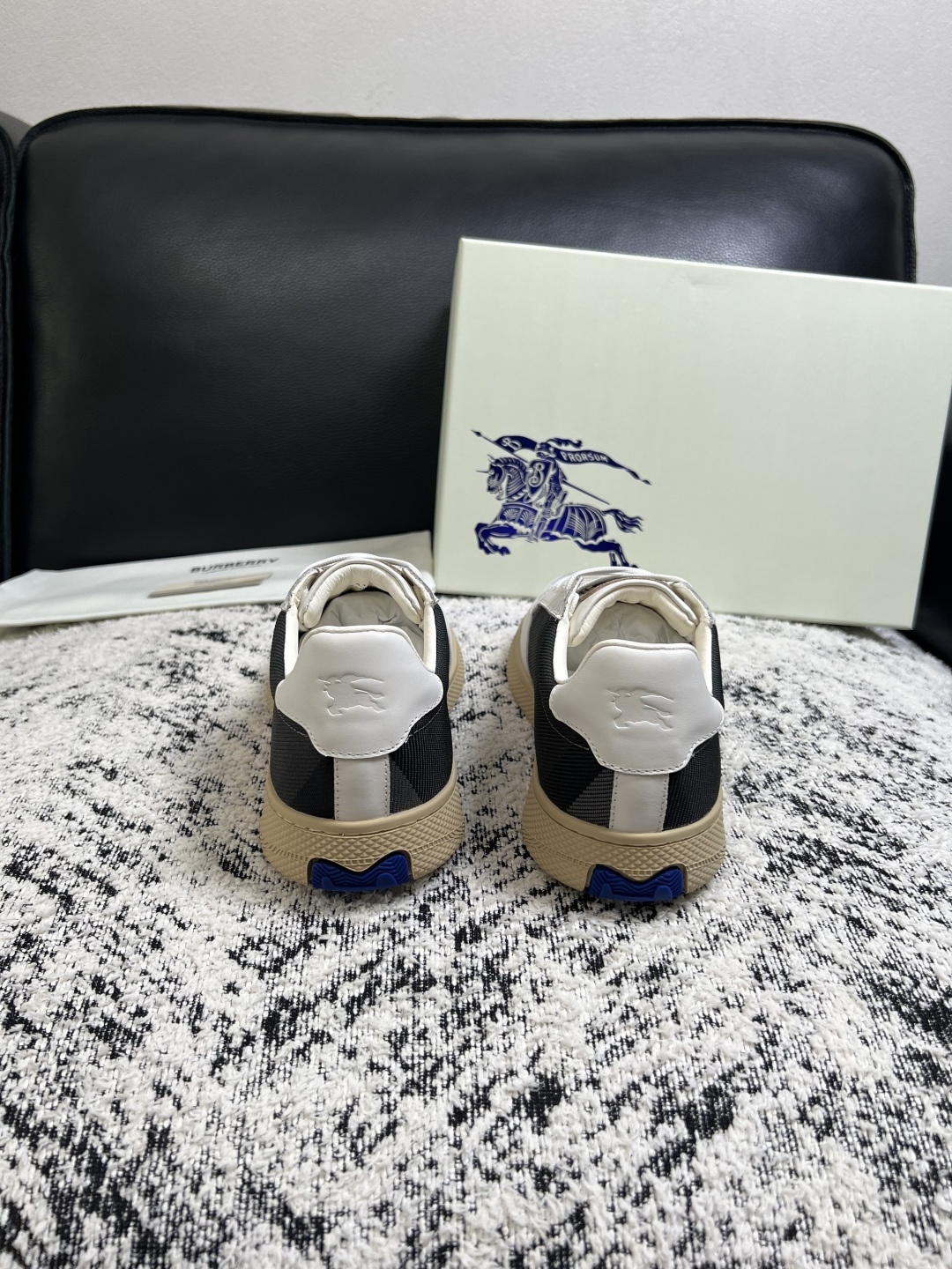 BURBERRY  顶级工艺品 巴宝莉 专柜同步，原厂配置意大利进口牛皮面料，高品质复杂拼接工艺，进口牛皮内里垫，透气舒