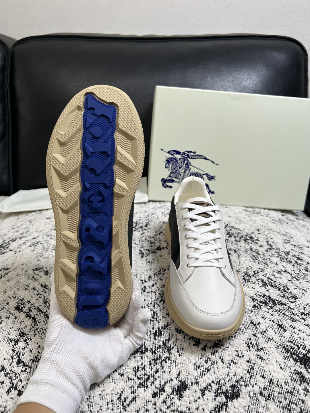 BURBERRY  顶级工艺品 巴宝莉 专柜同步，原厂配置意大利进口牛皮面料，高品质复杂拼接工艺，进口牛皮内里垫，透气舒