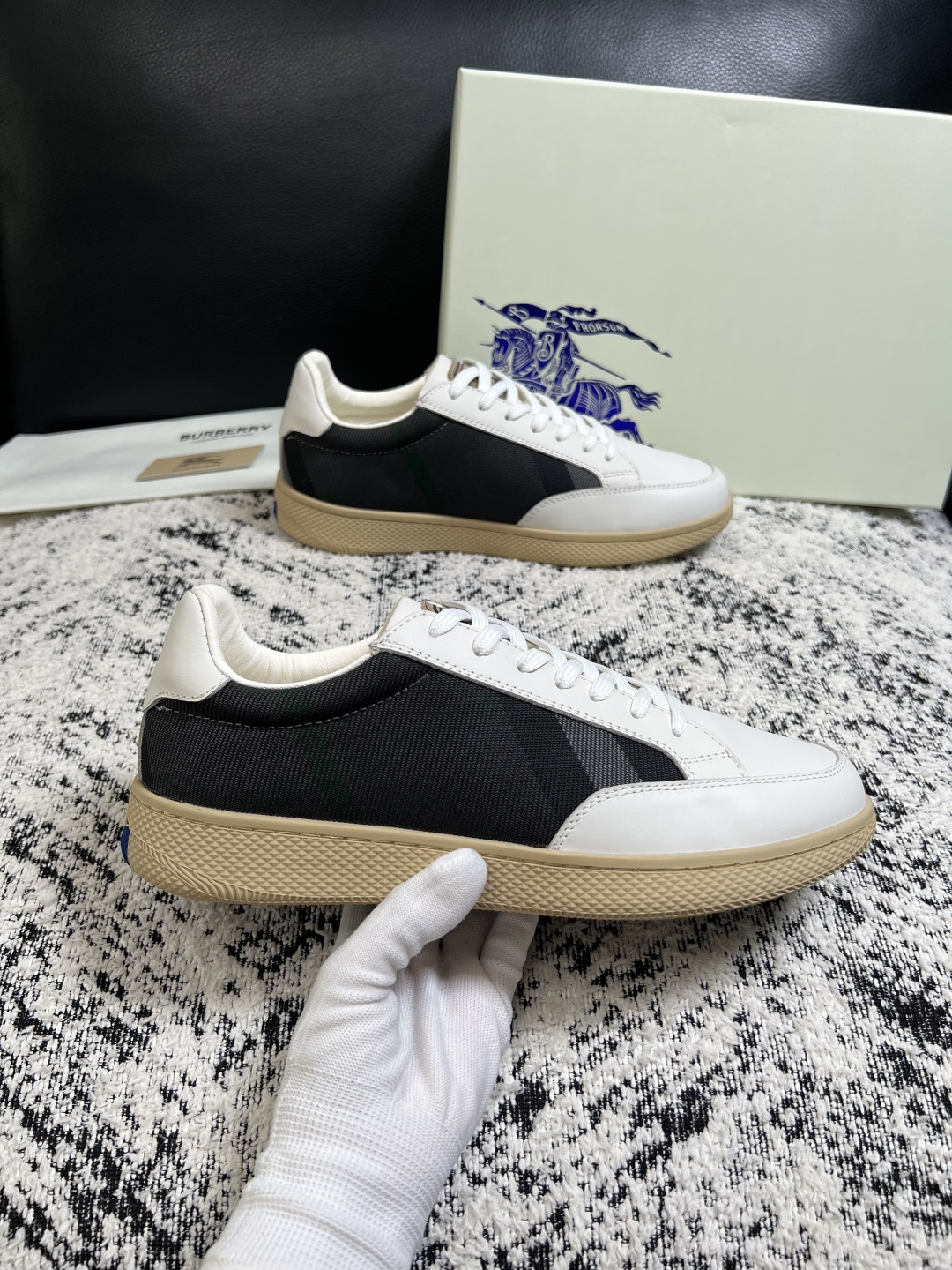 BURBERRY  顶级工艺品 巴宝莉 专柜同步，原厂配置意大利进口牛皮面料，高品质复杂拼接工艺，进口牛皮内里垫，透气舒