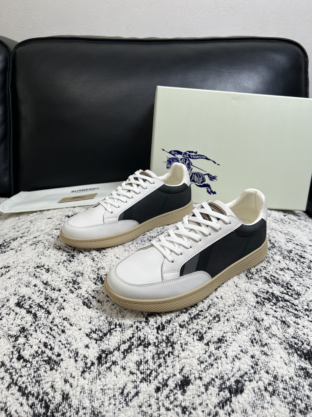BURBERRY  顶级工艺品 巴宝莉 专柜同步，原厂配置意大利进口牛皮面料，高品质复杂拼接工艺，进口牛皮内里垫，透气舒