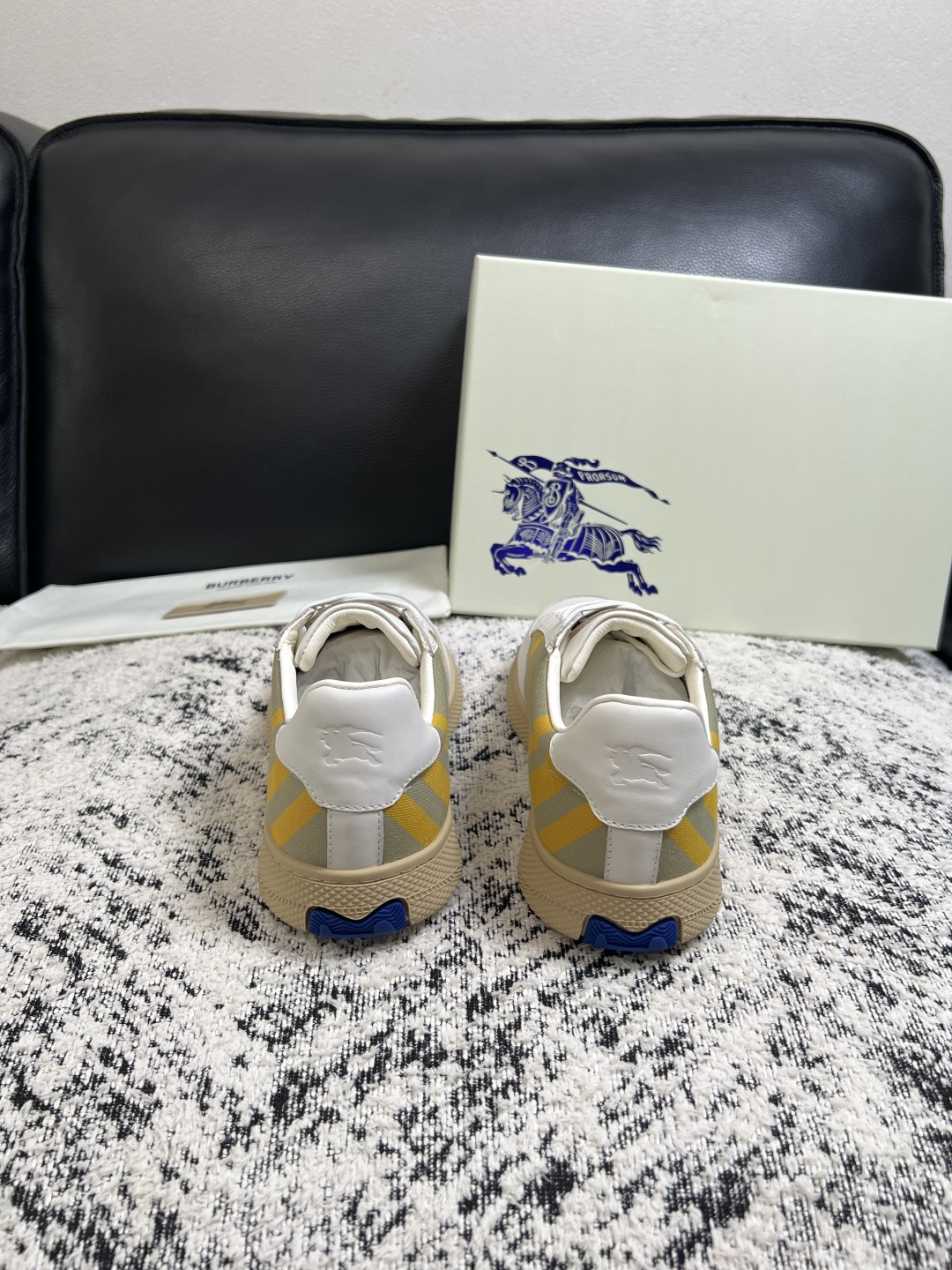 BURBERRY  顶级工艺品 巴宝莉 专柜同步，原厂配置意大利进口牛皮面料，高品质复杂拼接工艺，进口牛皮内里垫，透气舒