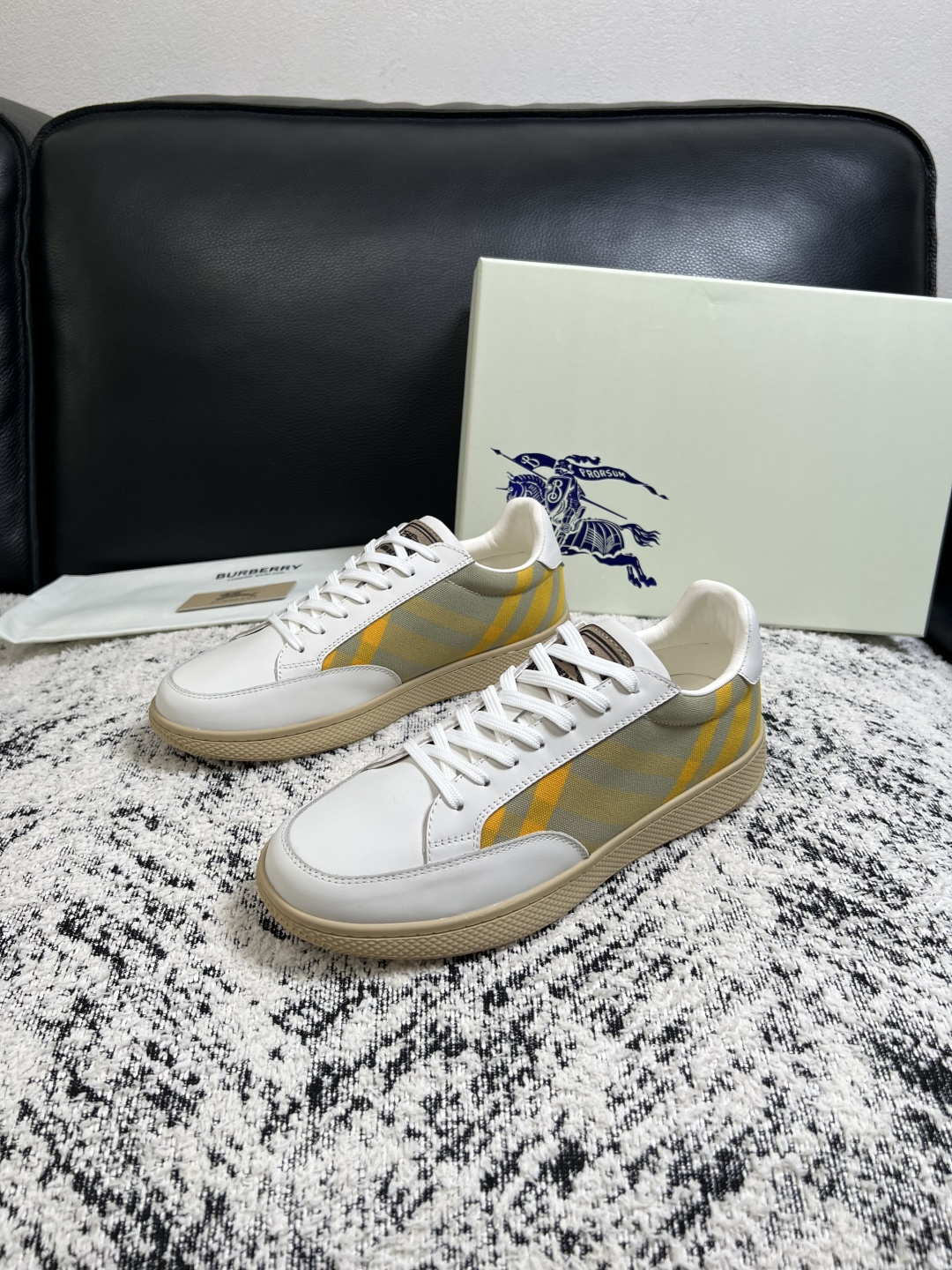 BURBERRY  顶级工艺品 巴宝莉 专柜同步，原厂配置意大利进口牛皮面料，高品质复杂拼接工艺，进口牛皮内里垫，透气舒