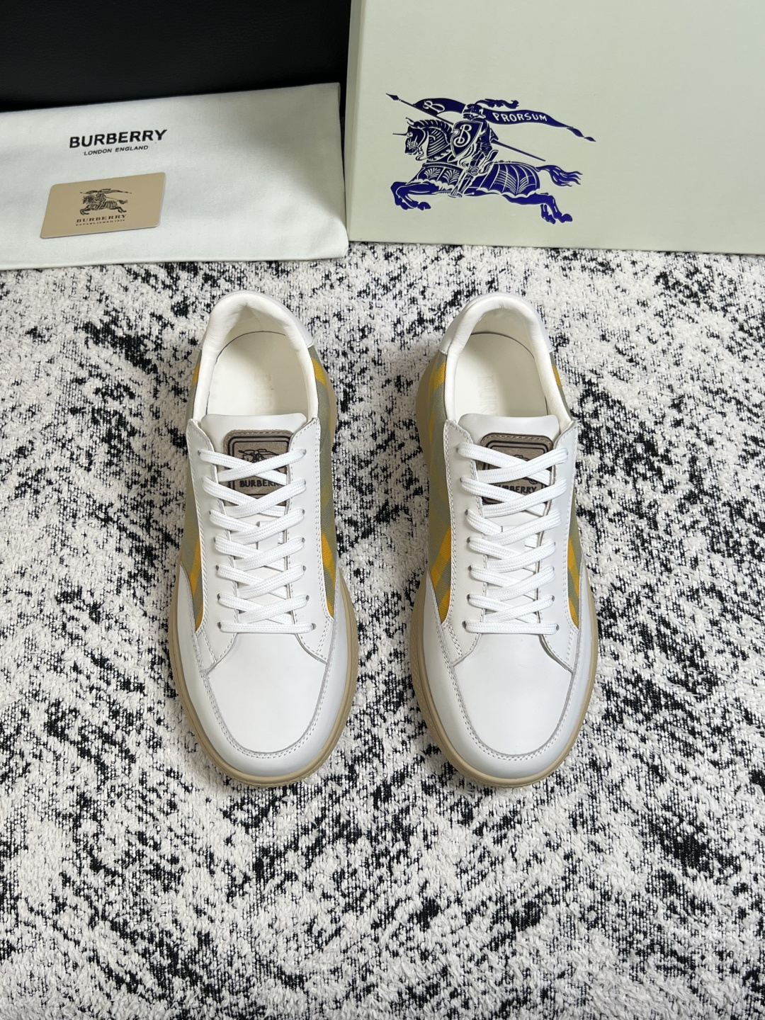 BURBERRY  顶级工艺品 巴宝莉 专柜同步，原厂配置意大利进口牛皮面料，高品质复杂拼接工艺，进口牛皮内里垫，透气舒