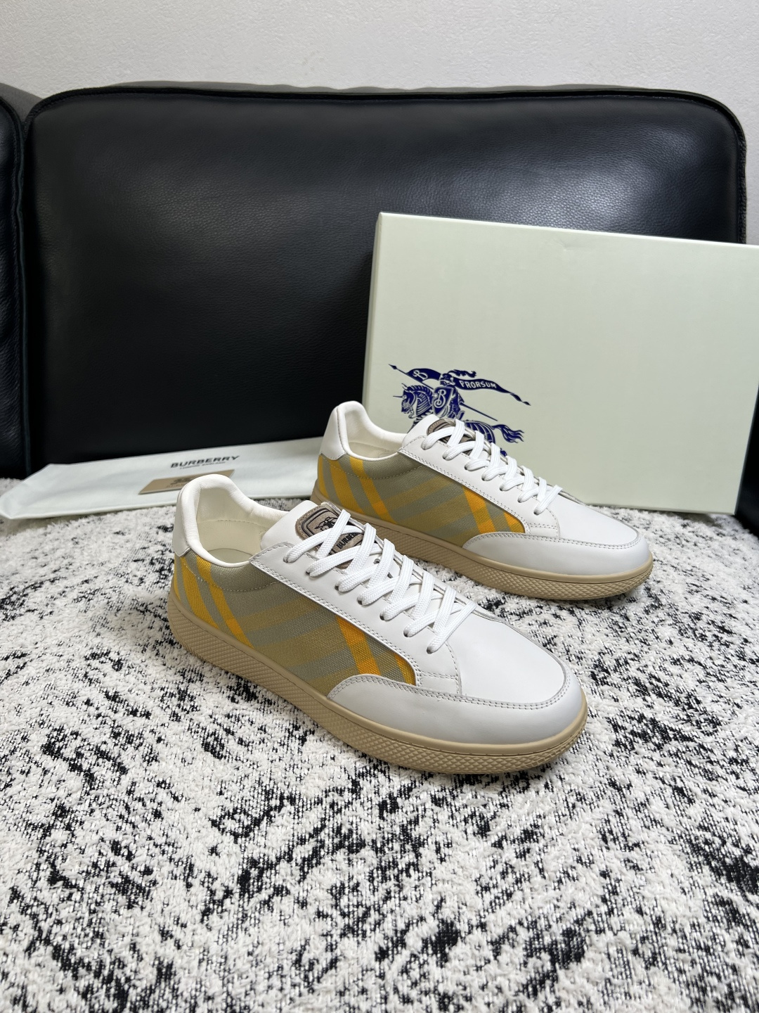 BURBERRY 顶级工艺品 巴宝莉 专柜同步,原厂配置意大利进口牛皮面料,高品质复杂拼接工艺,进口牛皮内里垫,透气舒 BURBERRY 顶级工艺品 巴宝莉 专柜同步,原厂配置意大利进口牛皮面料,高品质复杂拼接工艺,进口牛皮内里垫,透气舒