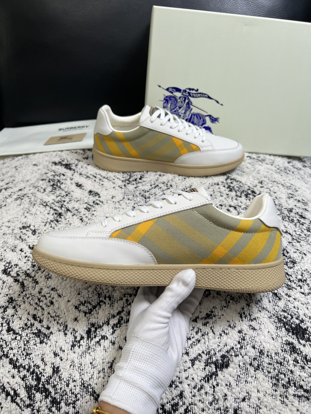 BURBERRY  顶级工艺品 巴宝莉 专柜同步，原厂配置意大利进口牛皮面料，高品质复杂拼接工艺，进口牛皮内里垫，透气舒